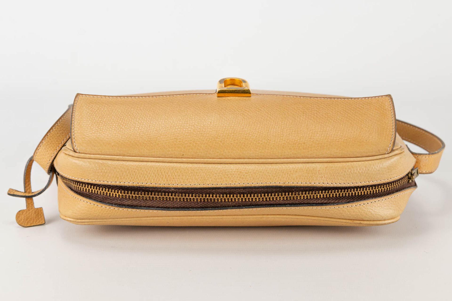 A purse made of brown leather and marked Delvaux. - Image 9 of 14