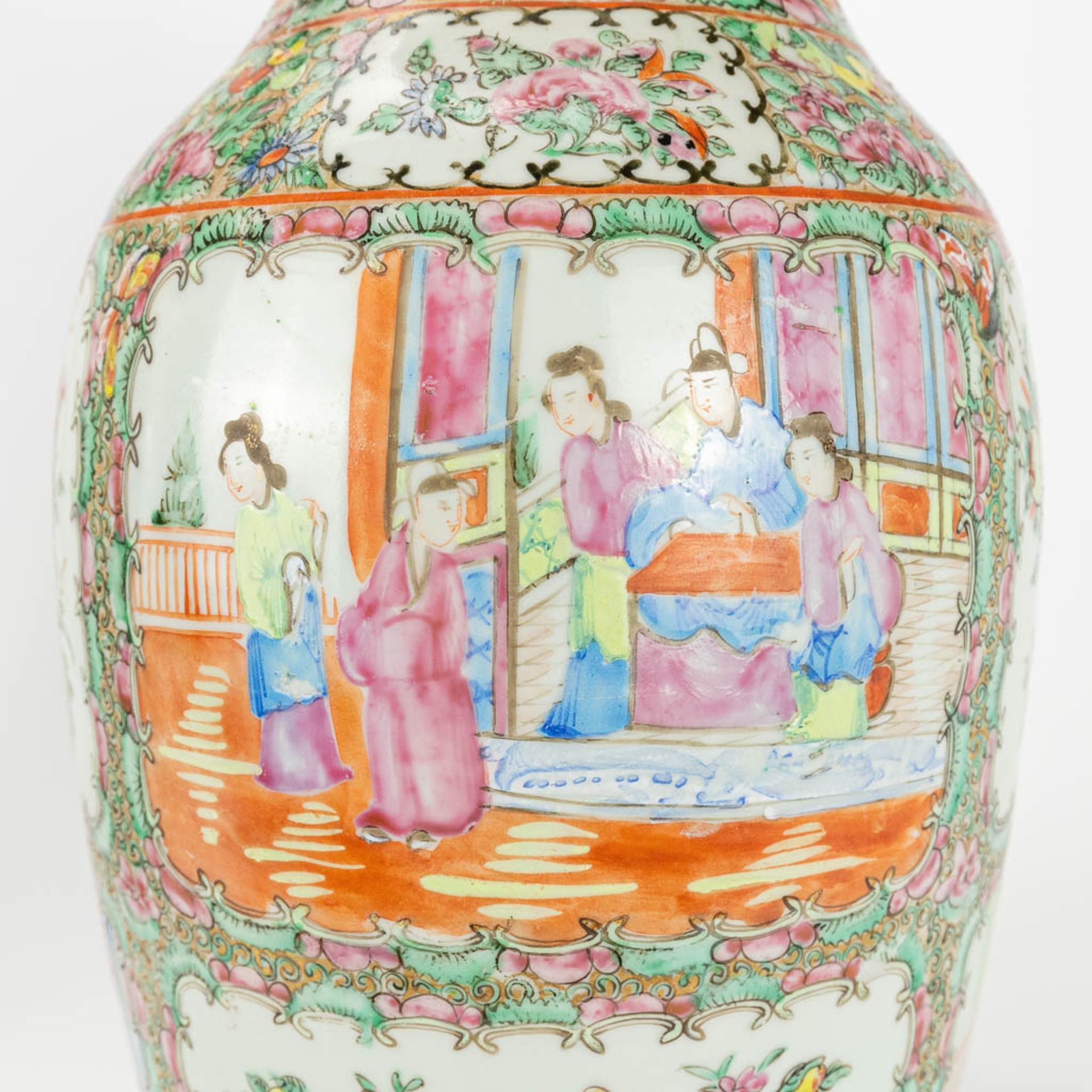 A pair of vases made of Chinese porcelain in Canton style. 19th century. - Image 8 of 17