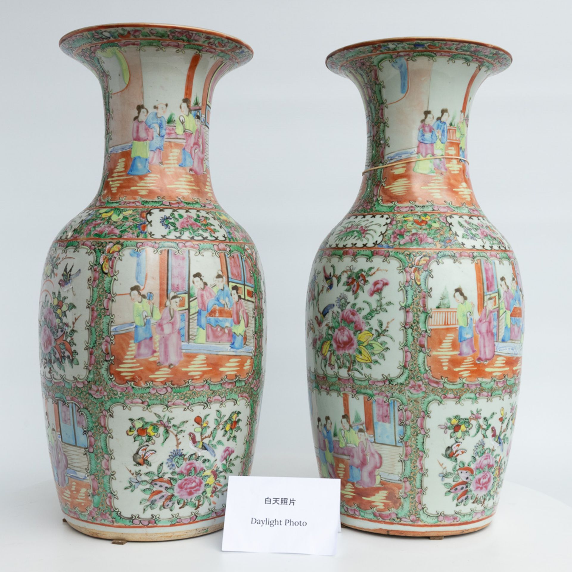 A pair of vases made of Chinese porcelain in Canton style. 19th century. - Image 17 of 17