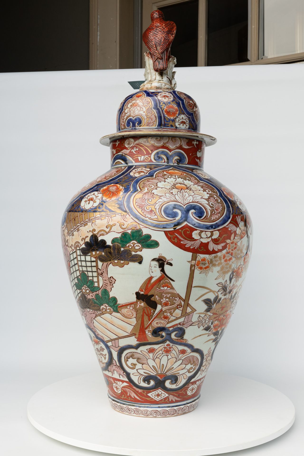 A large vase with lid made of Japanese porcelain in Imari - Image 16 of 16