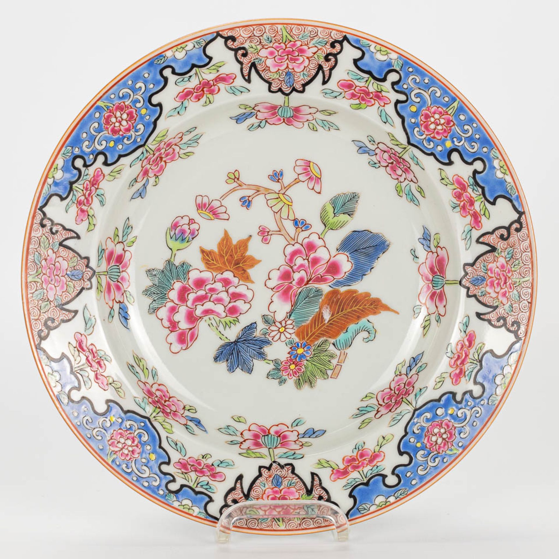 A collection of 6 'Famille Rose' plates made of Chinese porcelain. - Image 7 of 13