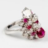 A ring with diamonds and red stones, with a total weight of approximately 1,40 carats
