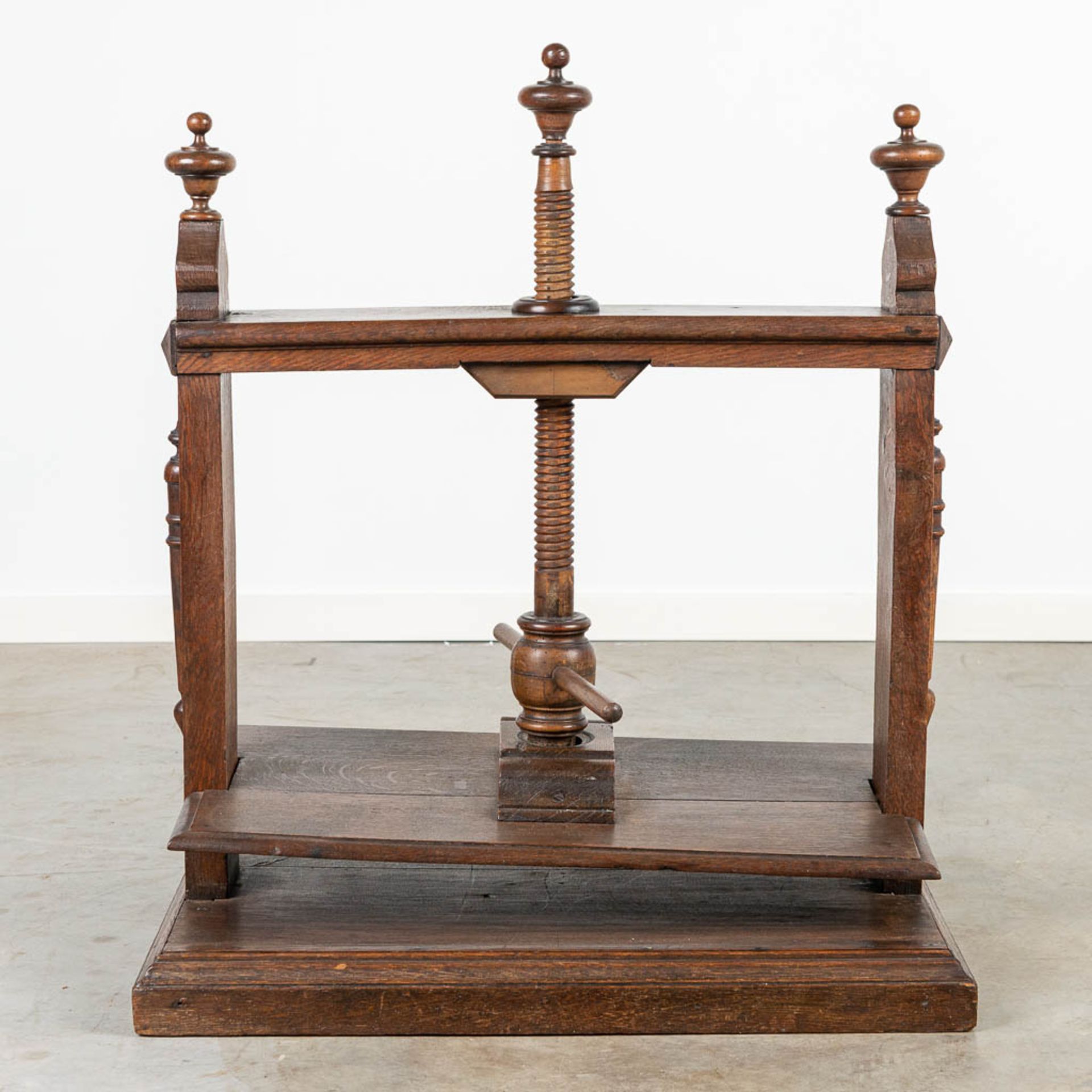 An antique linnen or book press, made of wood. - Image 3 of 7