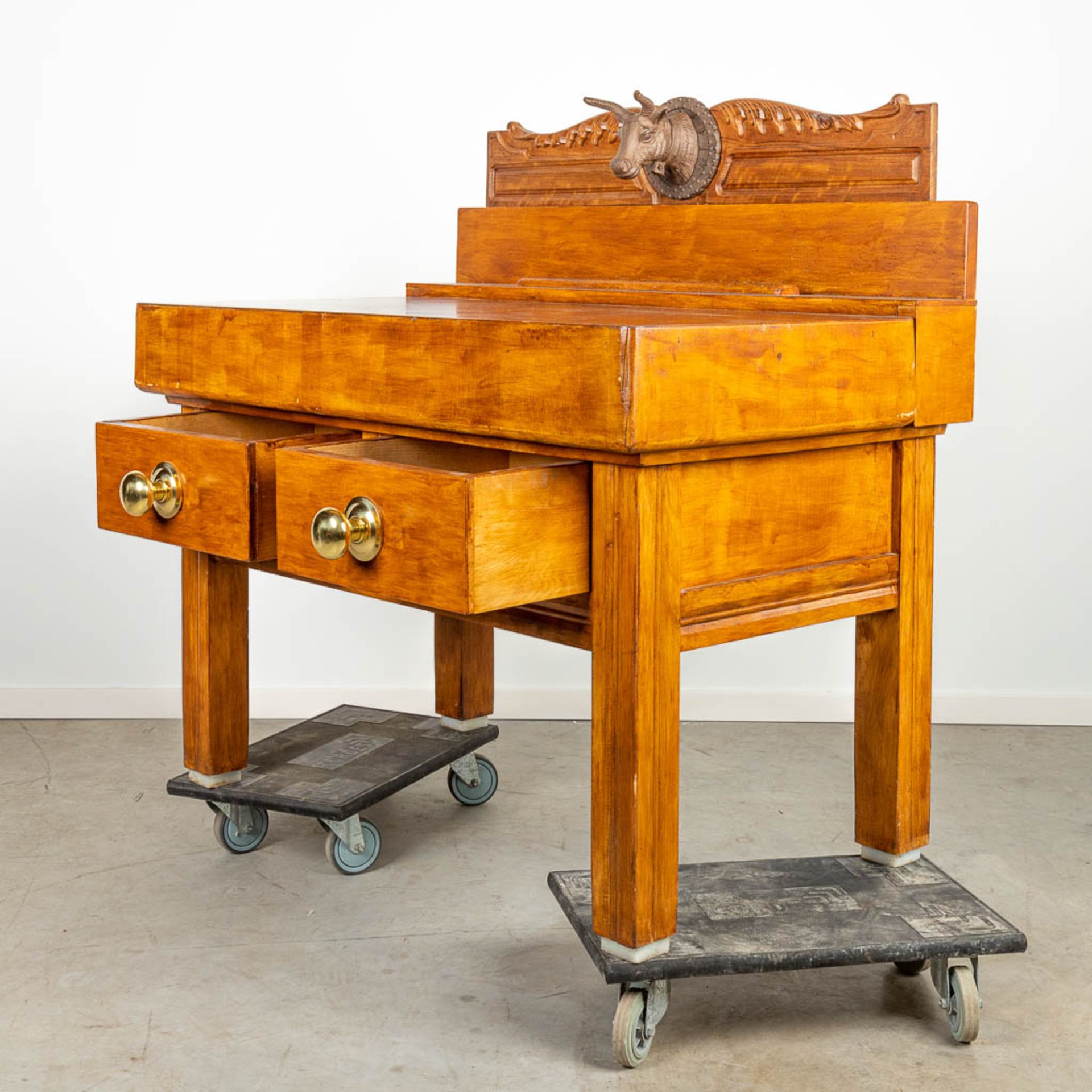 A butcher's block made of beech wood and decorated with a cast-iron bull. - Image 5 of 7