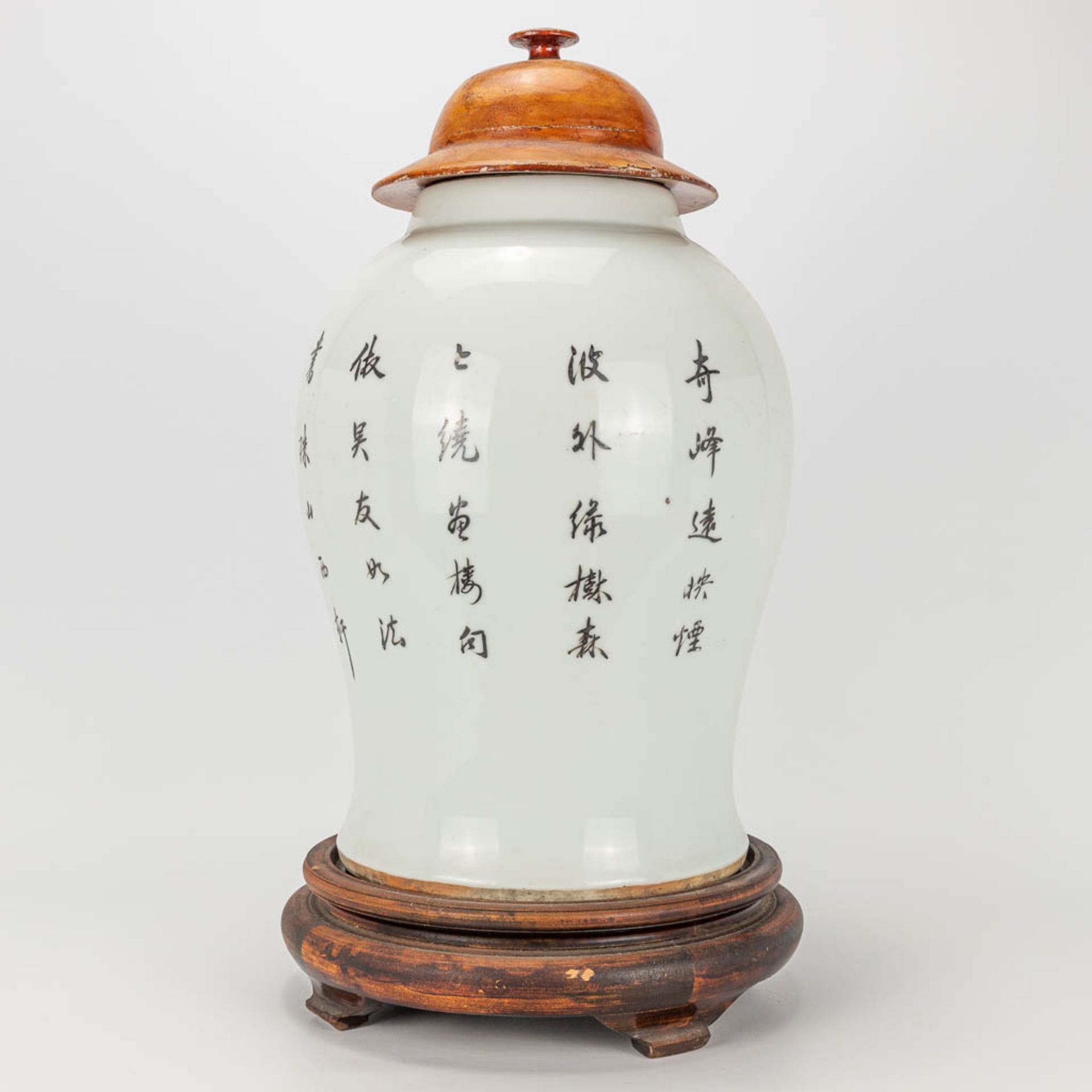 A vase with lid made of Chinese porcelain and decorated with landscapes - Image 8 of 19