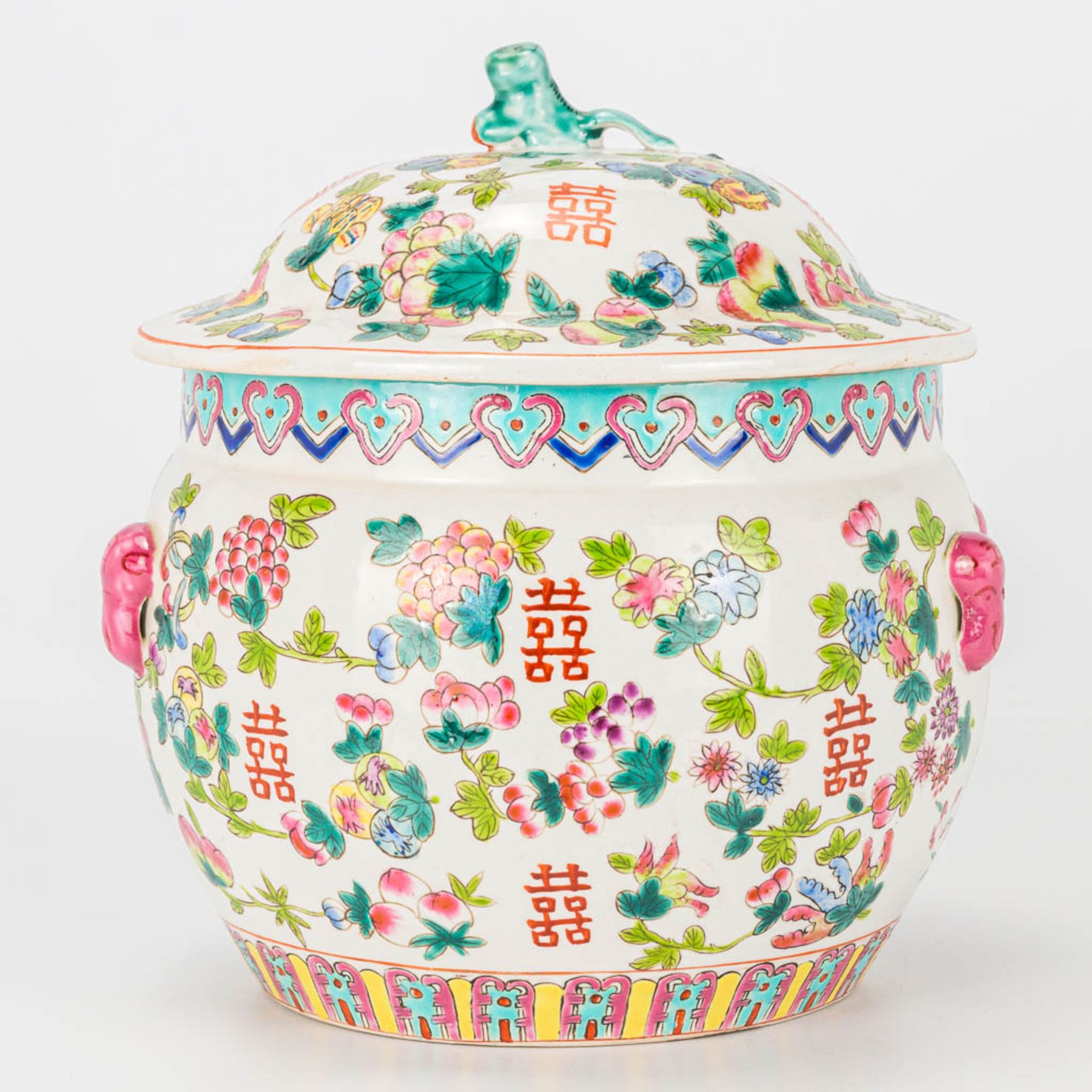 A jar made of Chinese porcelain and decorated with flowers. Marked Tongzhi, 19th/20th century. - Image 7 of 13
