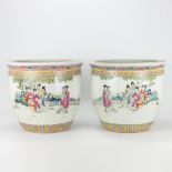 A pair of cache-pots made of Chinese porcelain, 20th century.