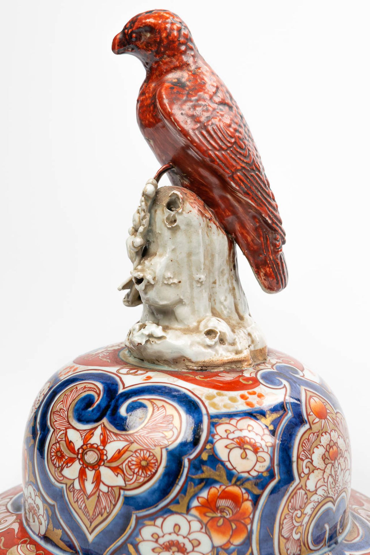 A large vase with lid made of Japanese porcelain in Imari - Image 11 of 16