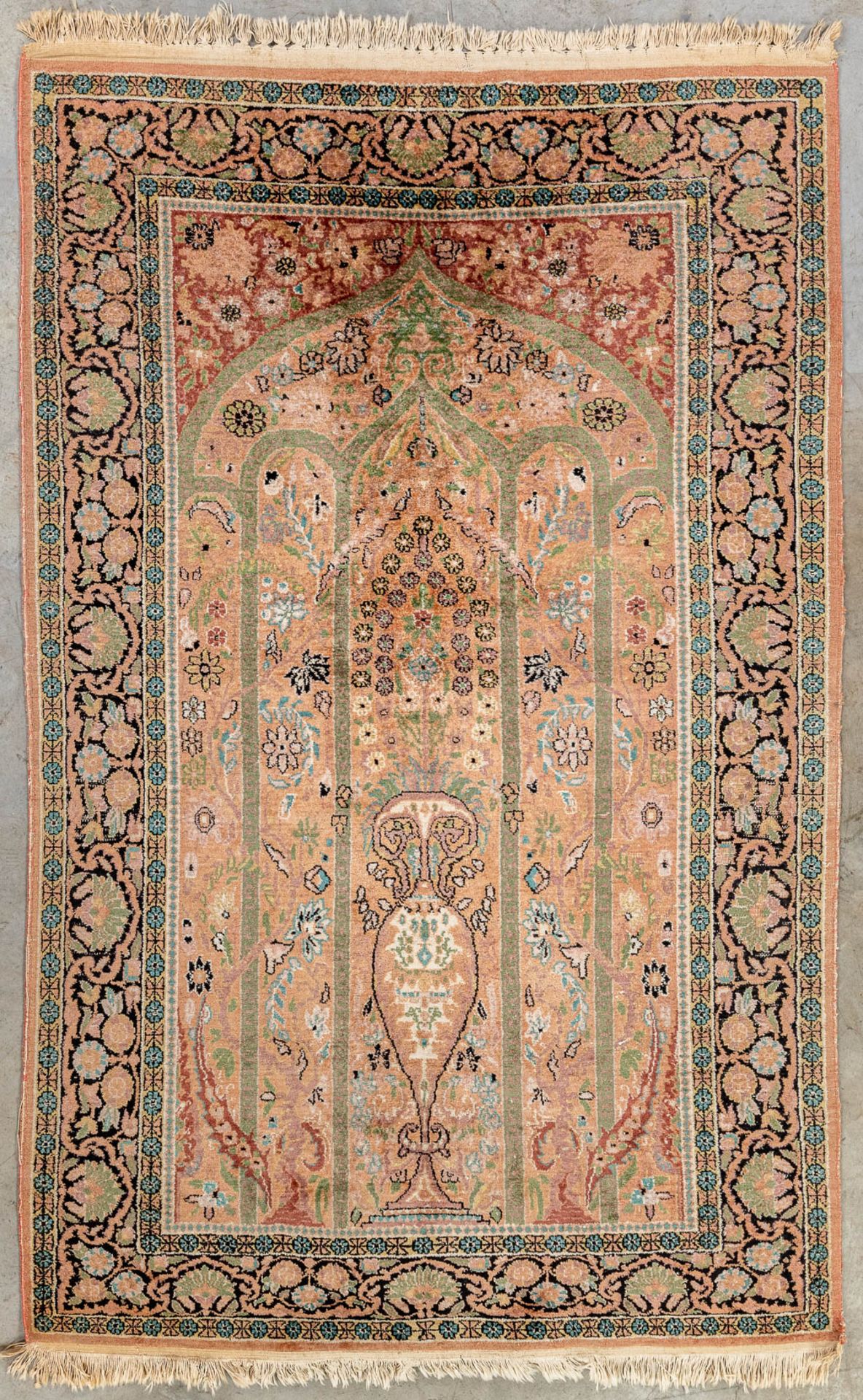 An oriental hand-made prayer carpet. Isfahan. (124 x 193 cm) - Image 6 of 7