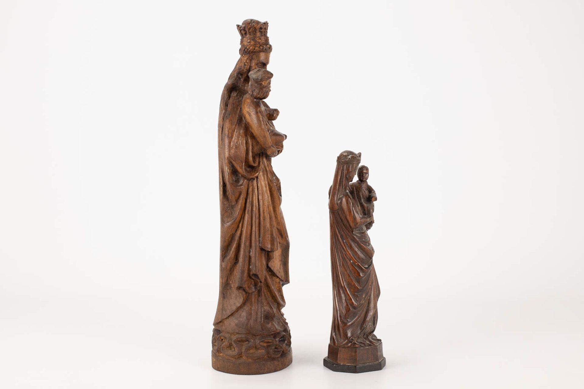 A collection of 2 wood sculptured madonnas with a child - Bild 2 aus 12