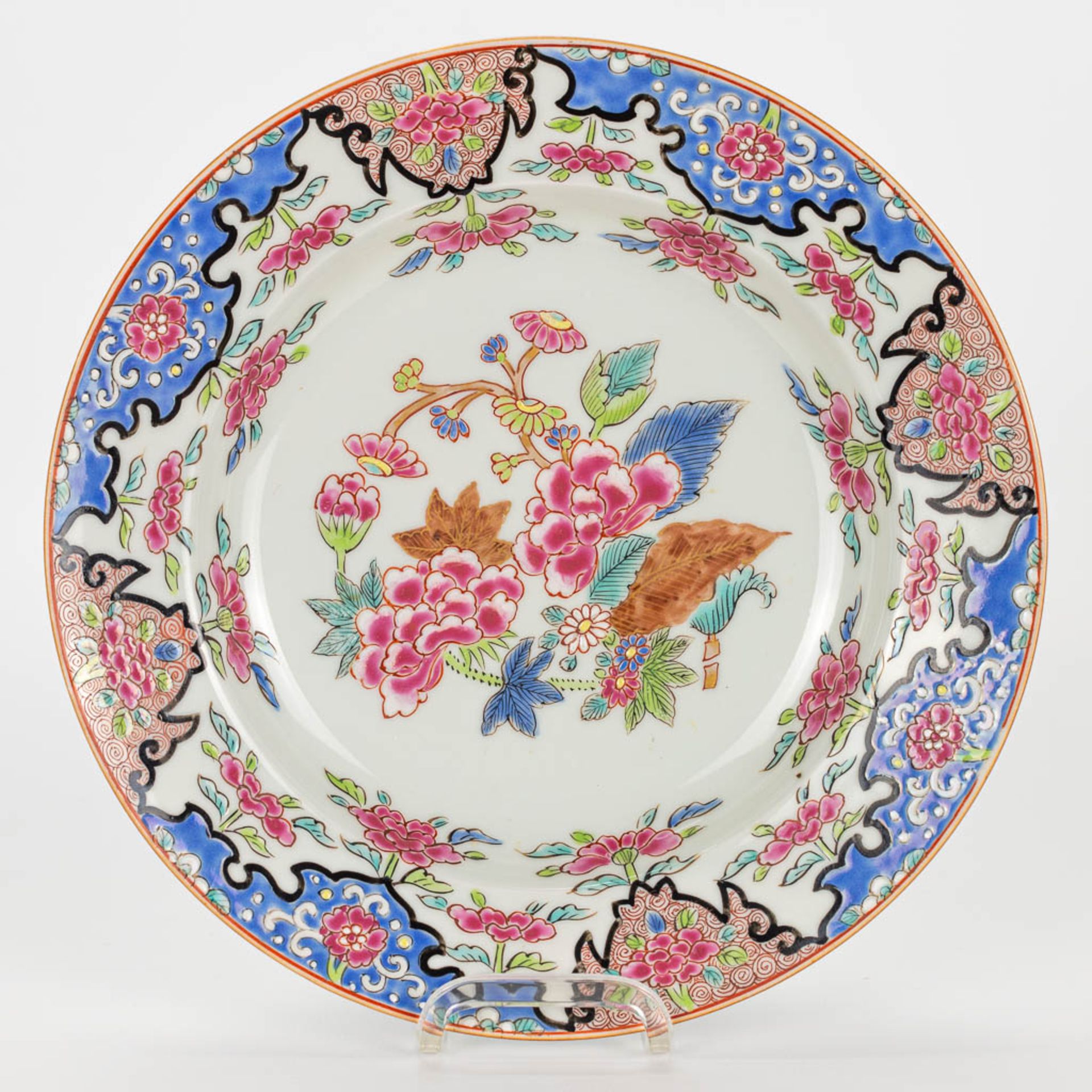 A collection of 6 'Famille Rose' plates made of Chinese porcelain. - Image 11 of 13