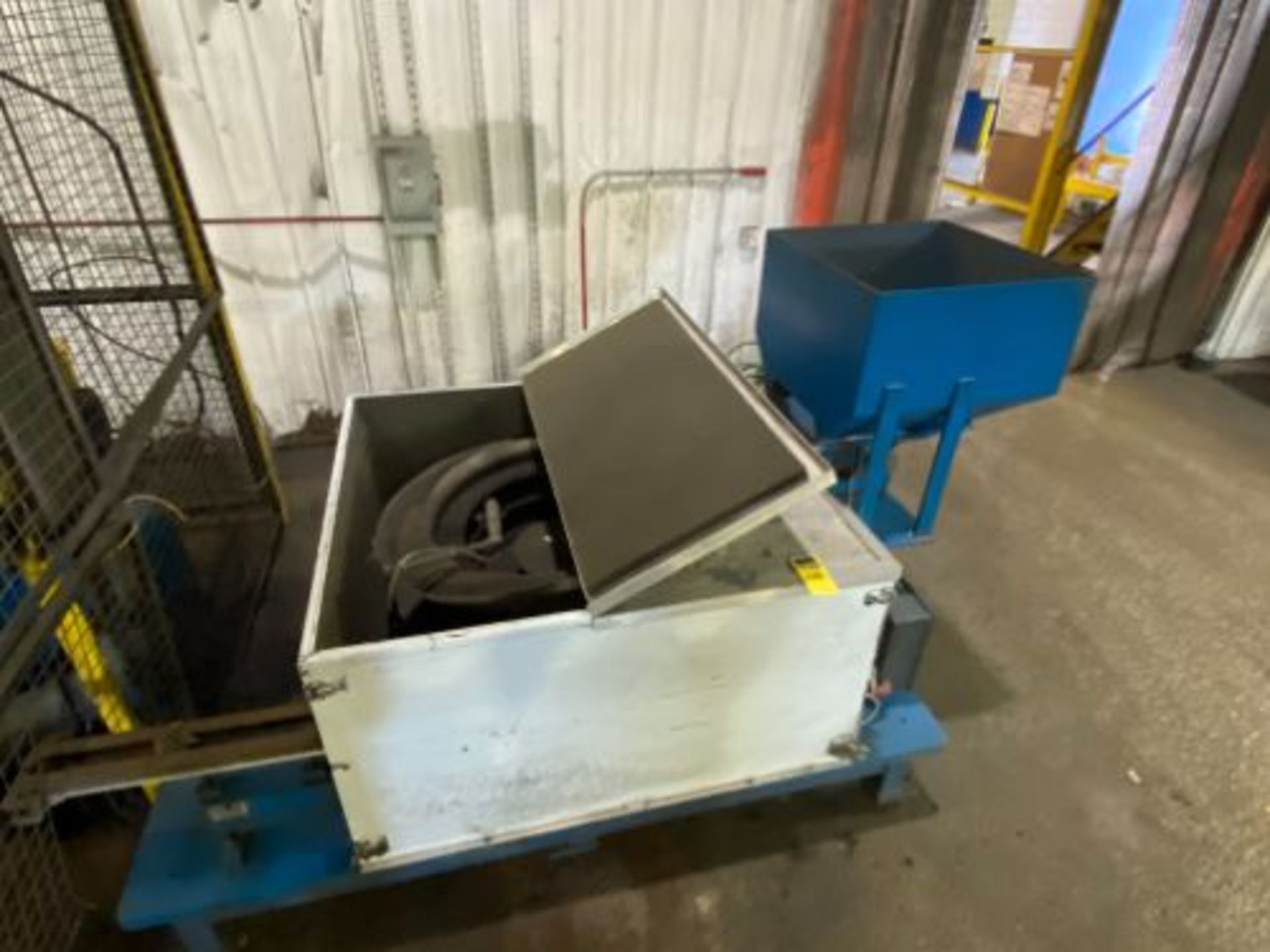 VIBRATORY FEEDER WAS USED WITH ROBOT - Image 2 of 2