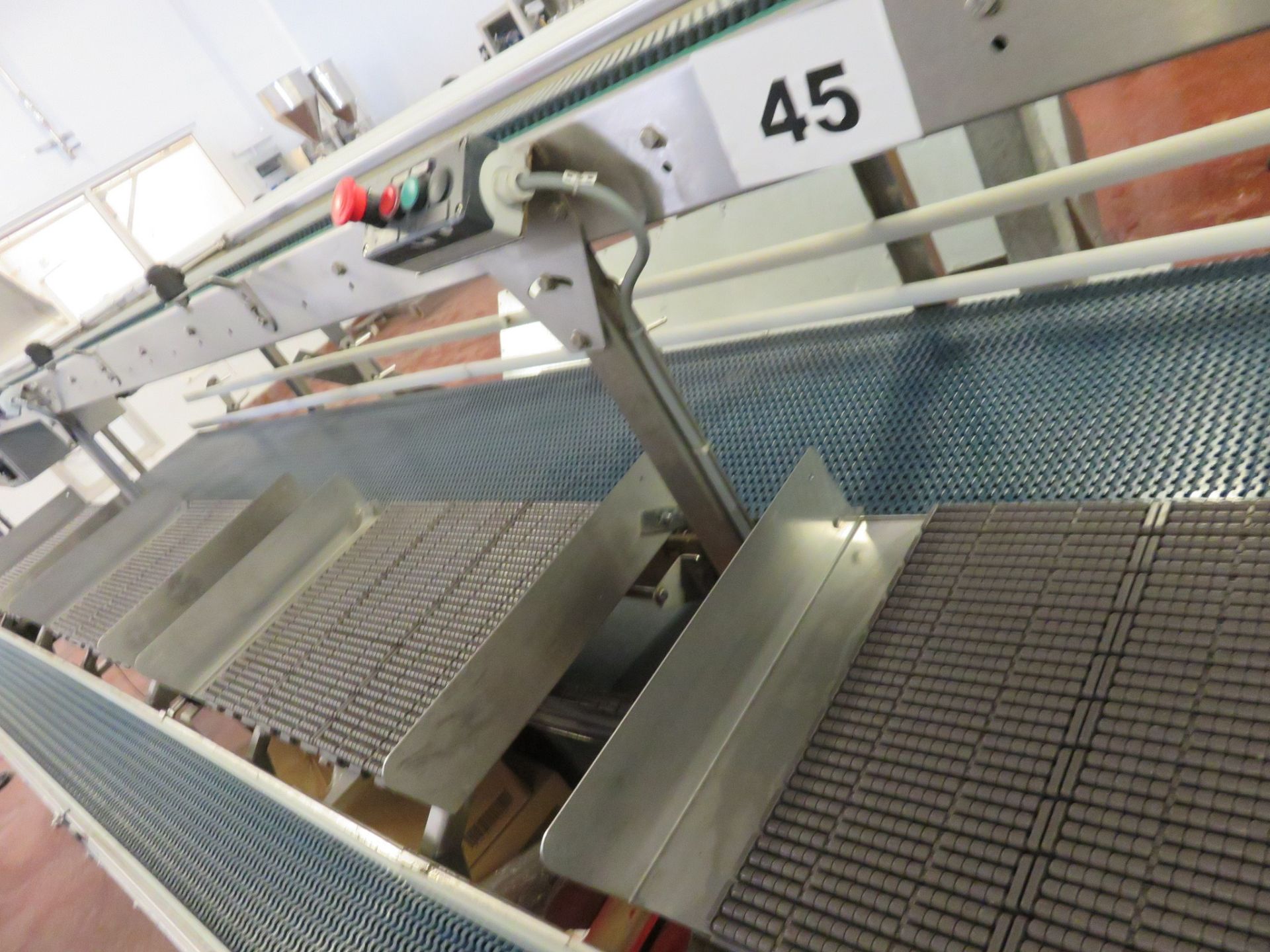 2-TIER PACKING CONVEYOR WITH 4 STATIONS. - Image 2 of 5