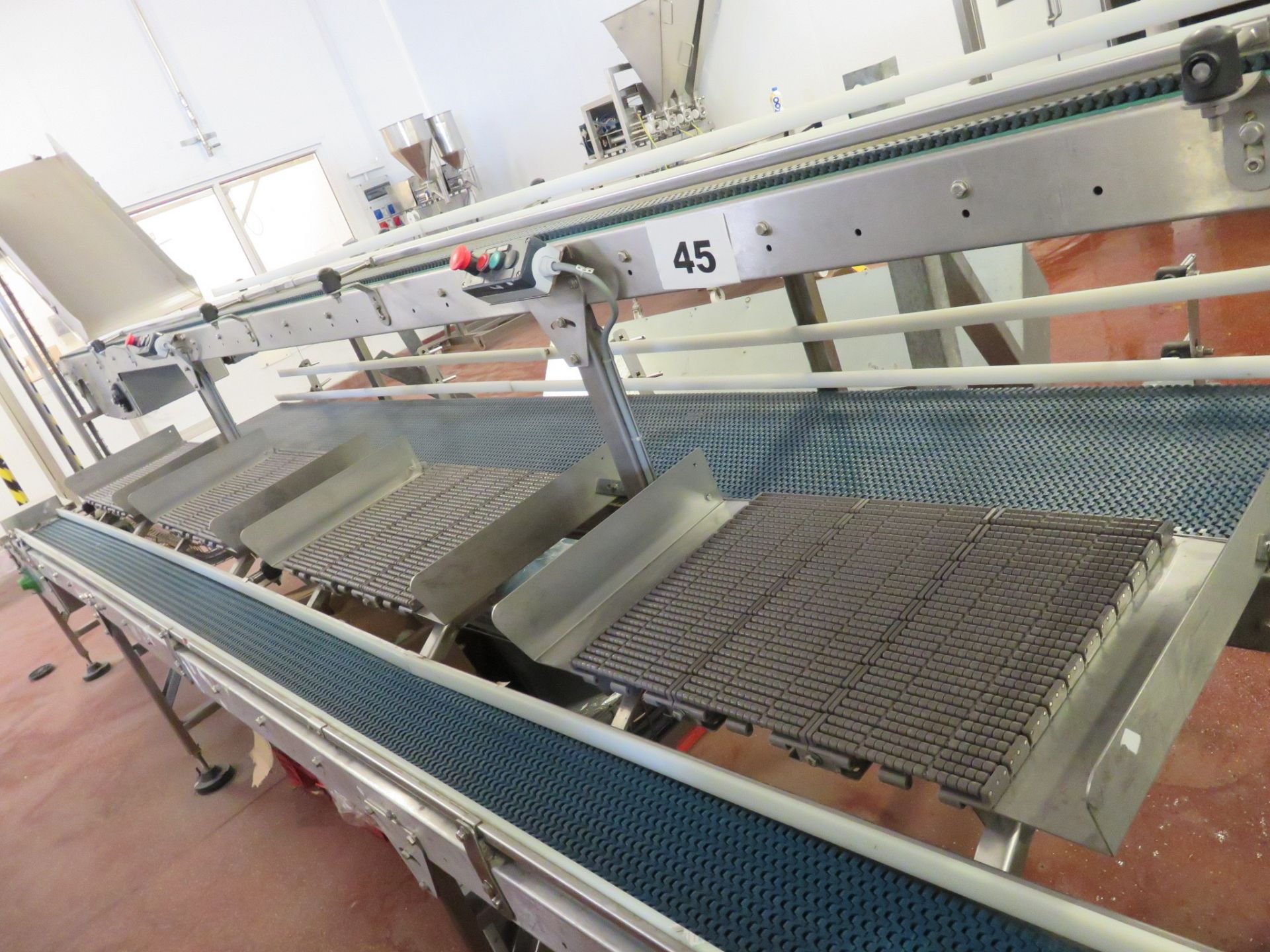 2-TIER PACKING CONVEYOR WITH 4 STATIONS.