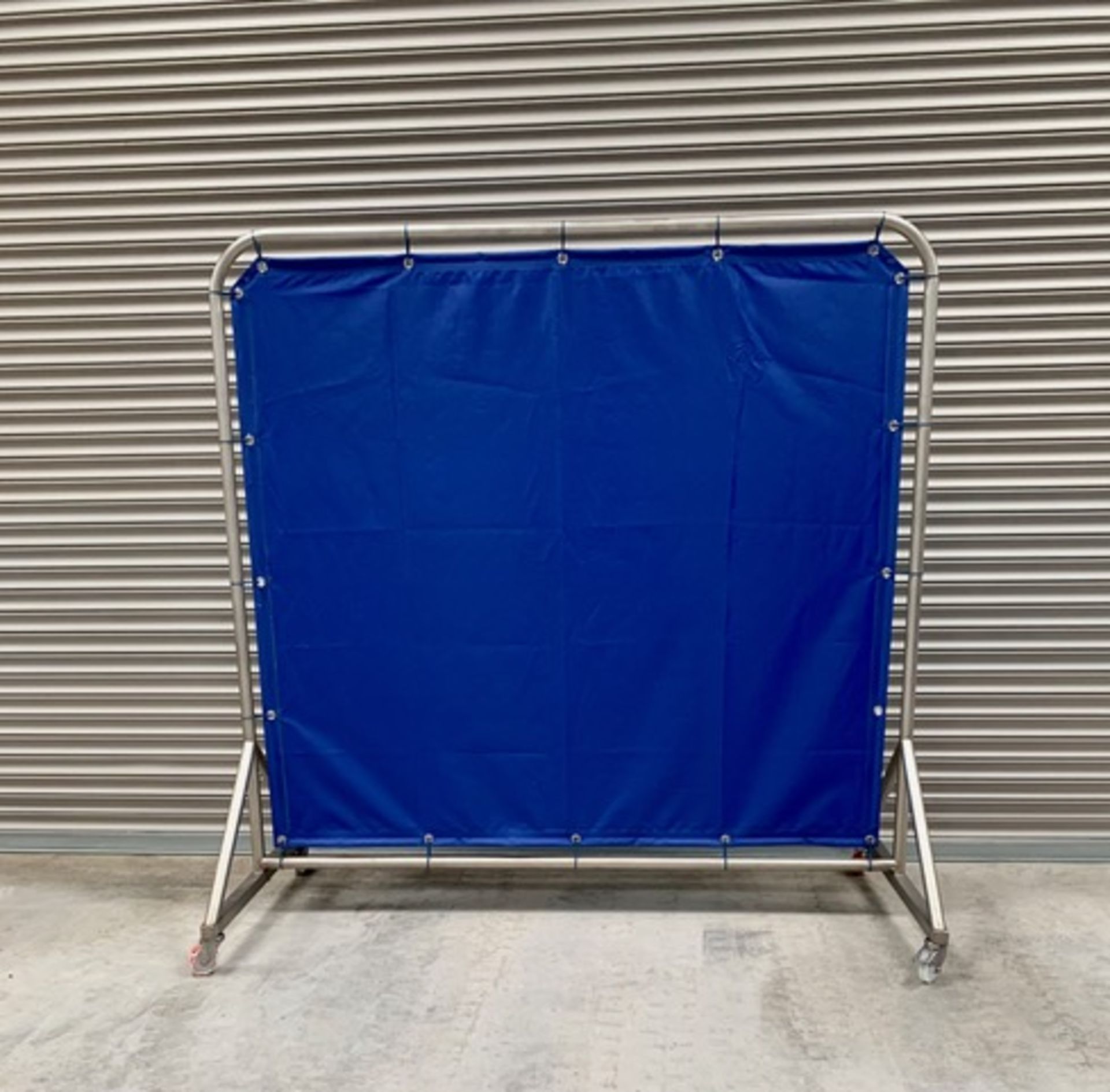 2 X SYSPAL S/S MOBILE PARTITION/WASH SCREENS.