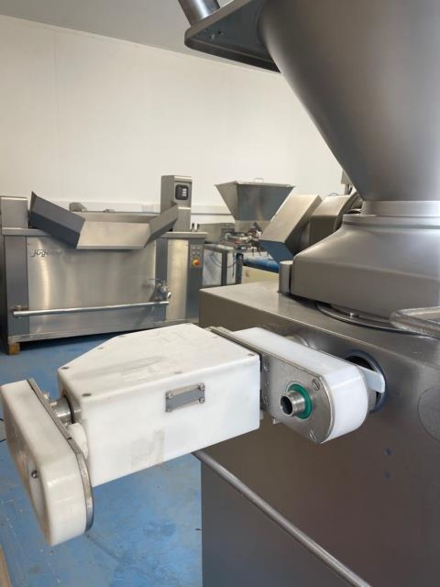 HANDTMANN 622 VACUUM FILLER WITH HIGH SPEED LINKING AND CUTTING. - Image 7 of 16