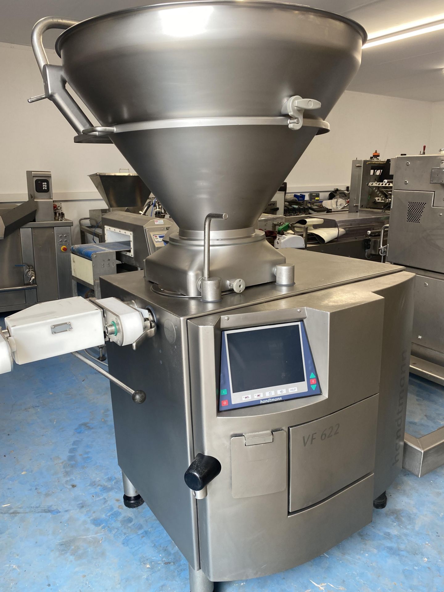 HANDTMANN 622 VACUUM FILLER WITH HIGH SPEED LINKING AND CUTTING. - Image 6 of 16
