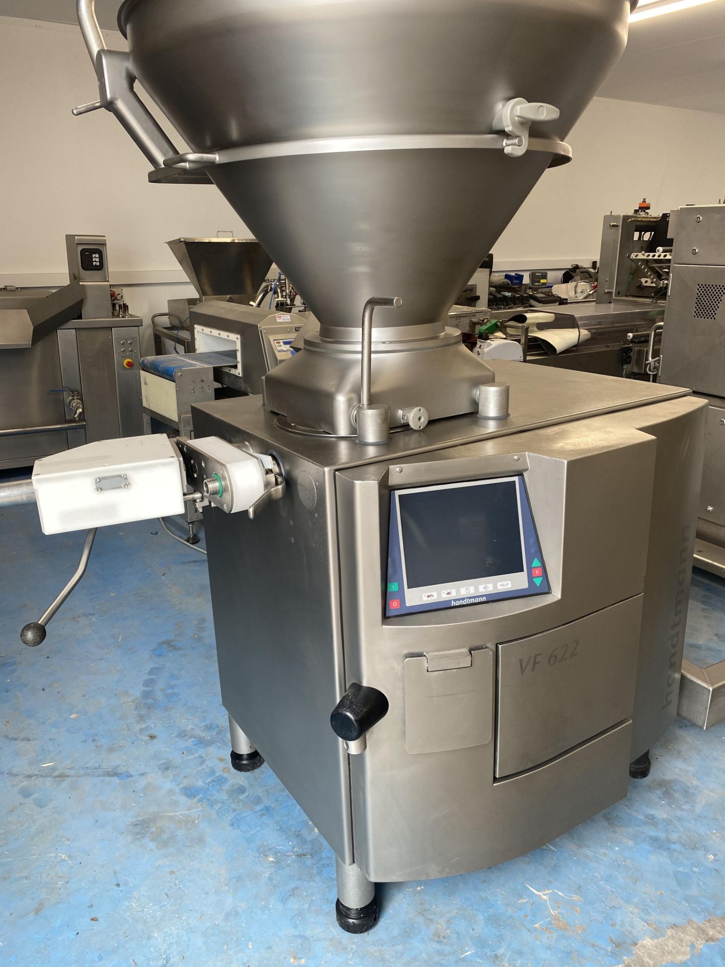 HANDTMANN 622 VACUUM FILLER WITH HIGH SPEED LINKING AND CUTTING.