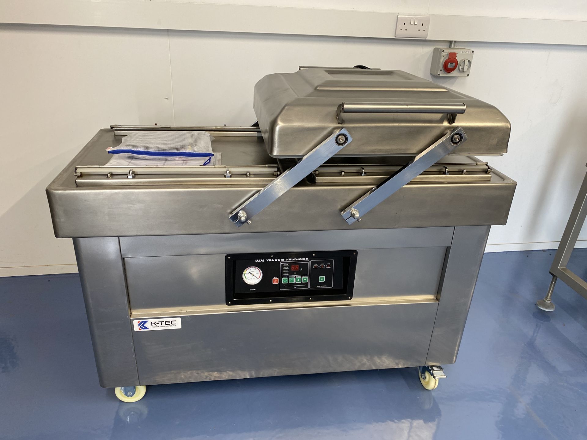 BRAND NEW DOUBLE CHAMBER VACUUM PACKER.