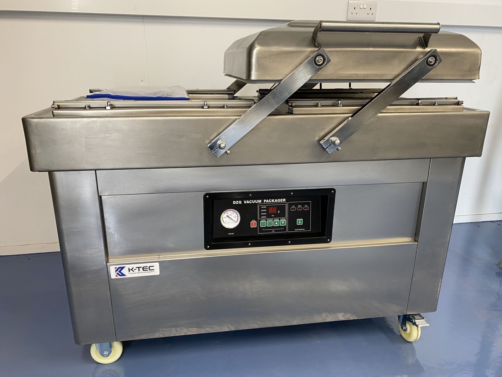 BRAND NEW DOUBLE CHAMBER VACUUM PACKER. - Image 3 of 8