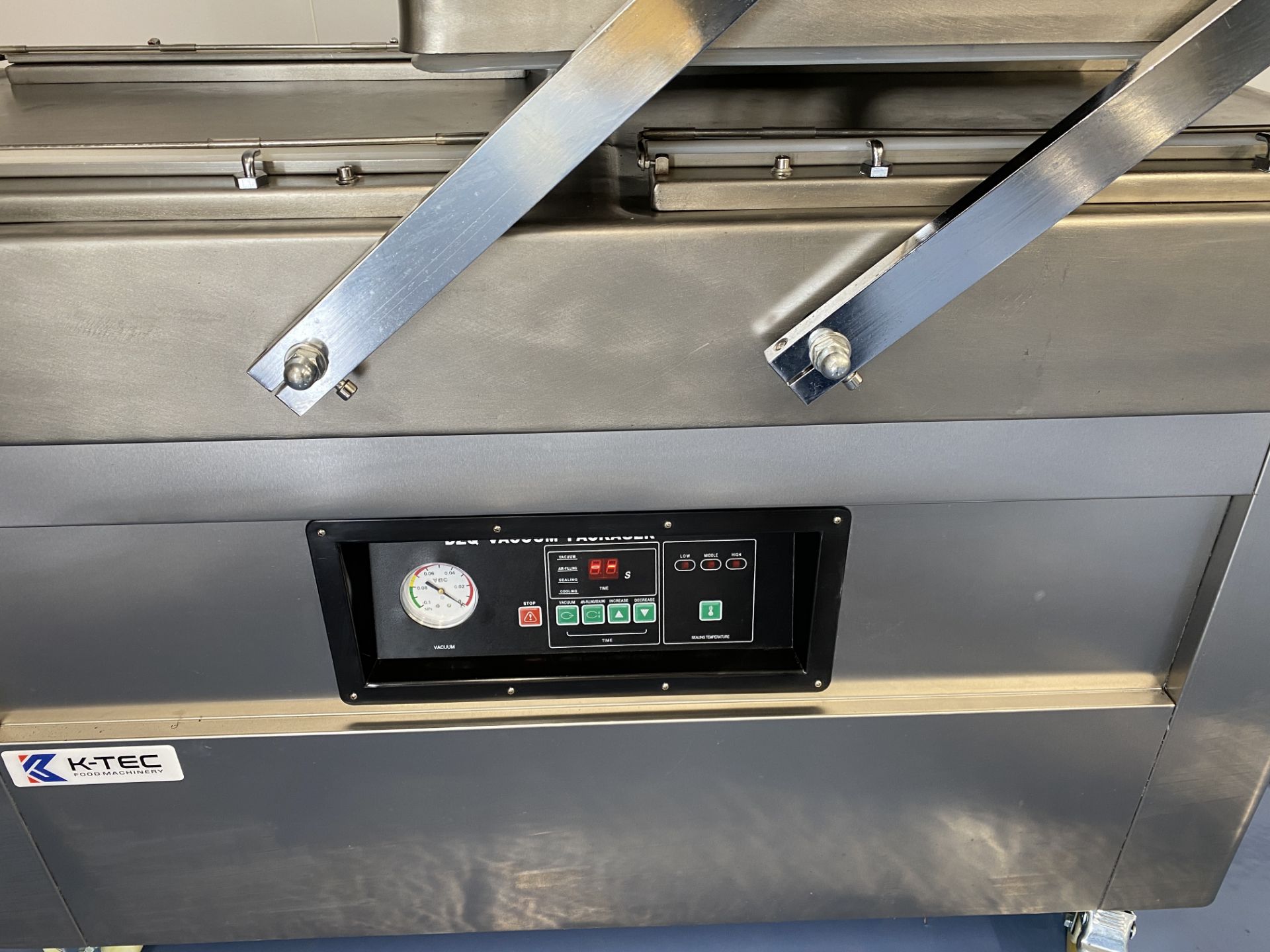 BRAND NEW DOUBLE CHAMBER VACUUM PACKER. - Image 8 of 8