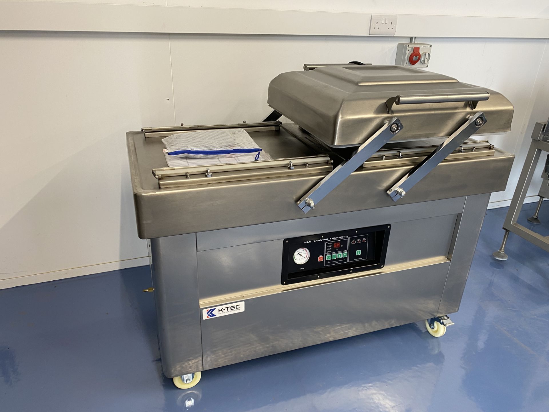 BRAND NEW DOUBLE CHAMBER VACUUM PACKER. - Image 4 of 8