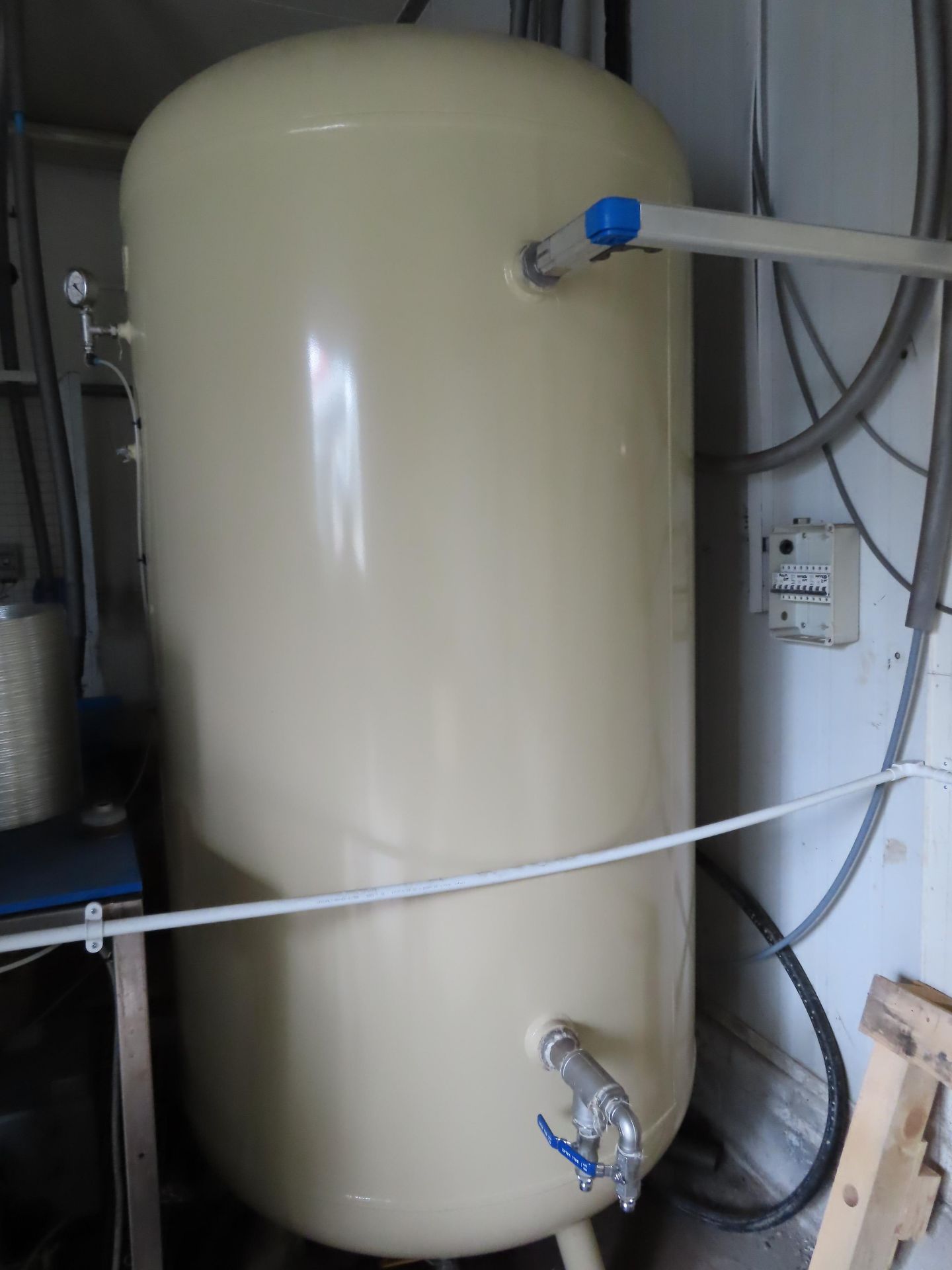 VACUUM SYSTEM TANK.