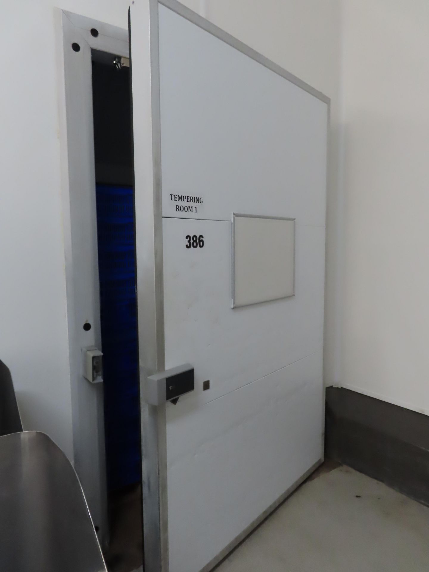 REFRIGERATED SWING DOOR. - Image 2 of 2