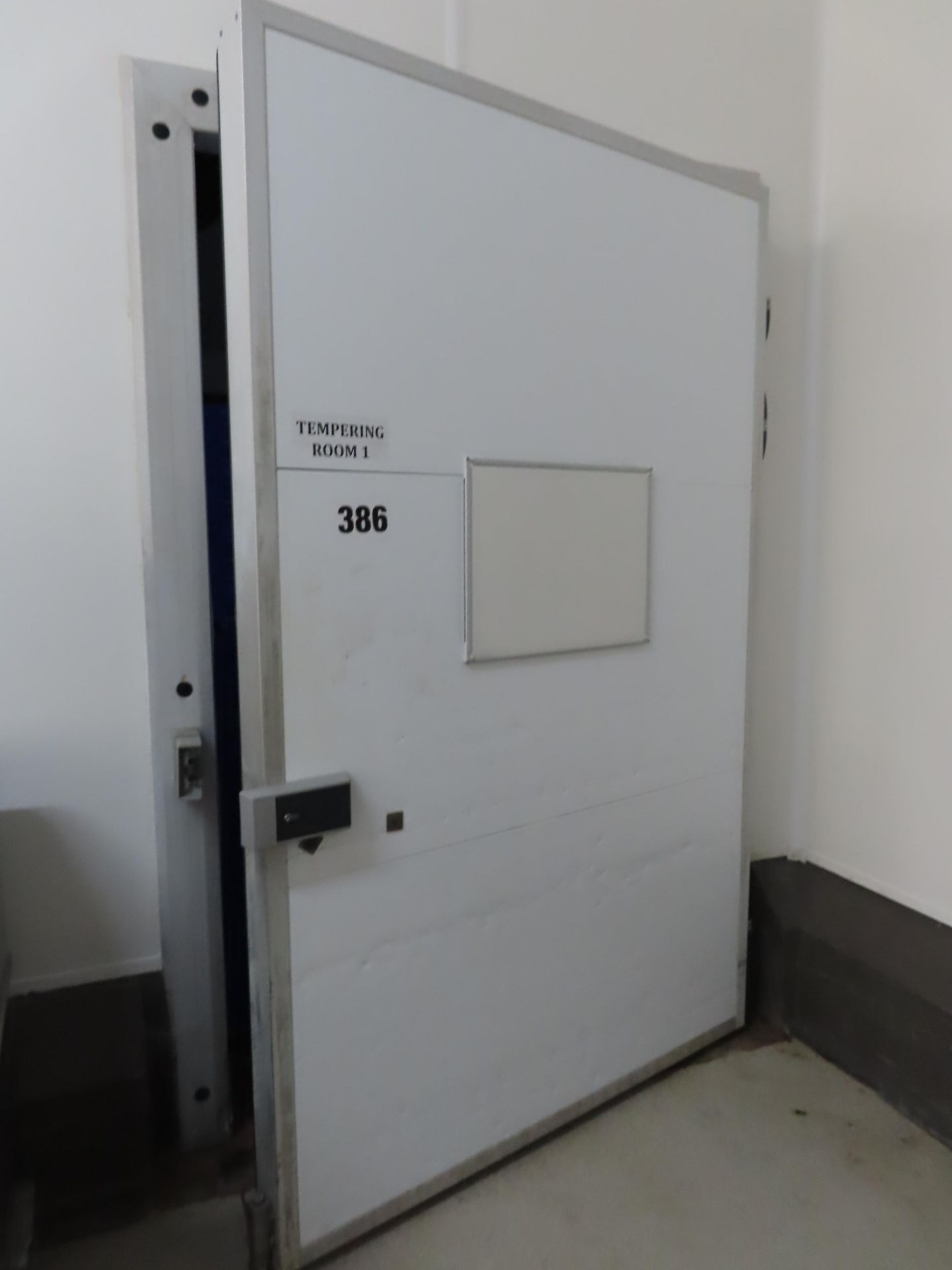 REFRIGERATED SWING DOOR.