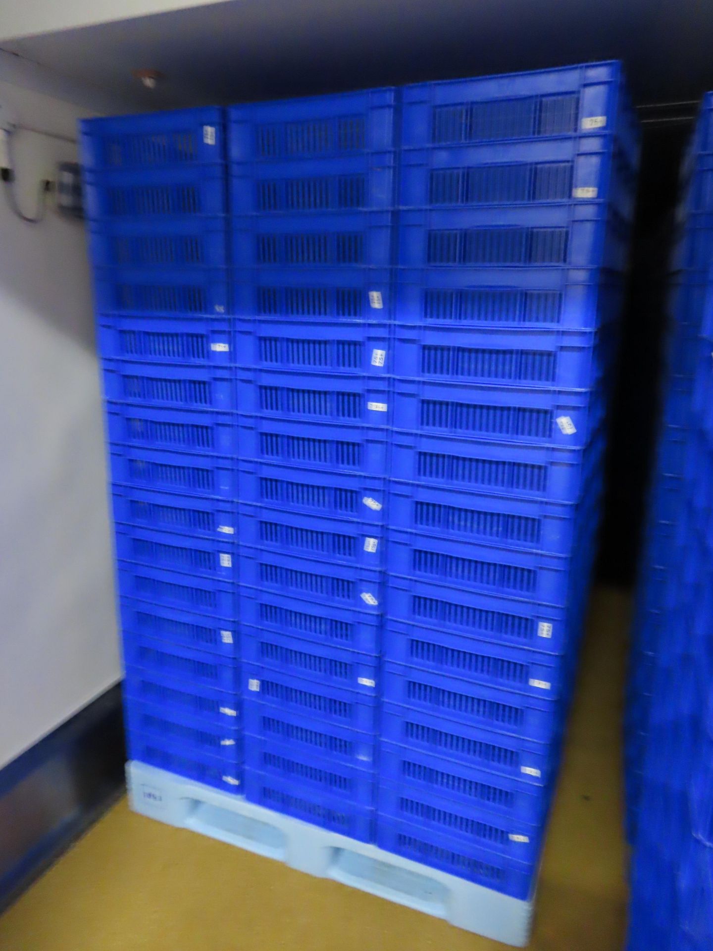 PALLET OF BLUE INTERLOCKING TRAYS.