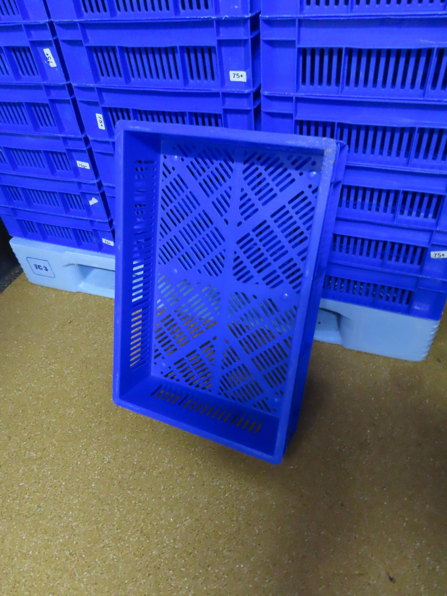 PALLET OF BLUE INTERLOCKING TRAYS. - Bild 2 aus 2