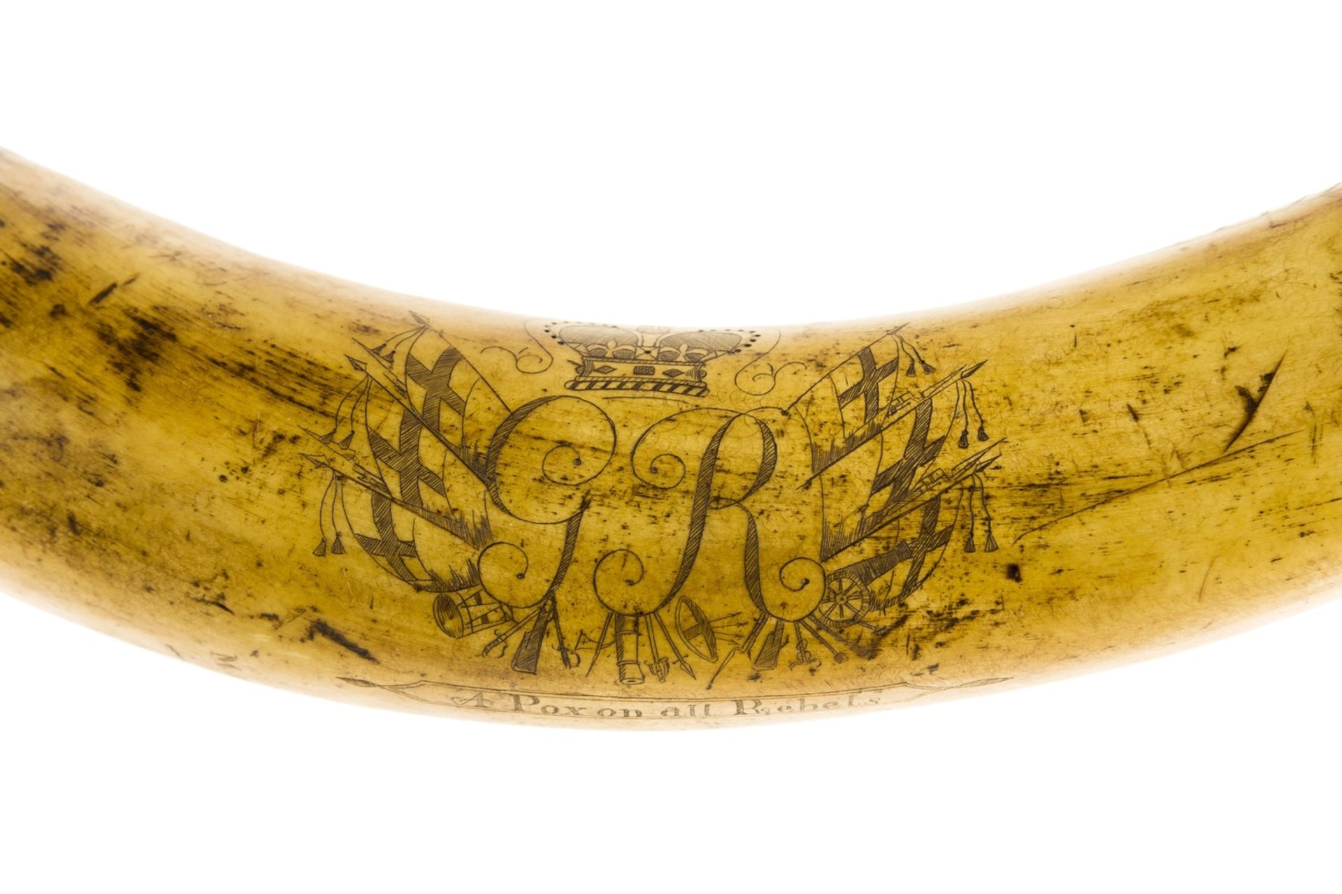 American Revolution.- Loyalist's cow powder horn, engraved with the cypher "GR" for George III … - Bild 3 aus 4