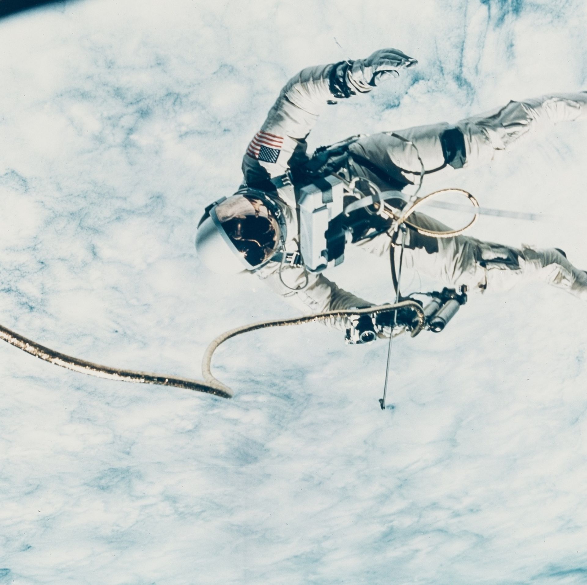 Gemini 4.- McDivitt (James) Ed White in space over the Pacific Ocean, June 1965, vintage …