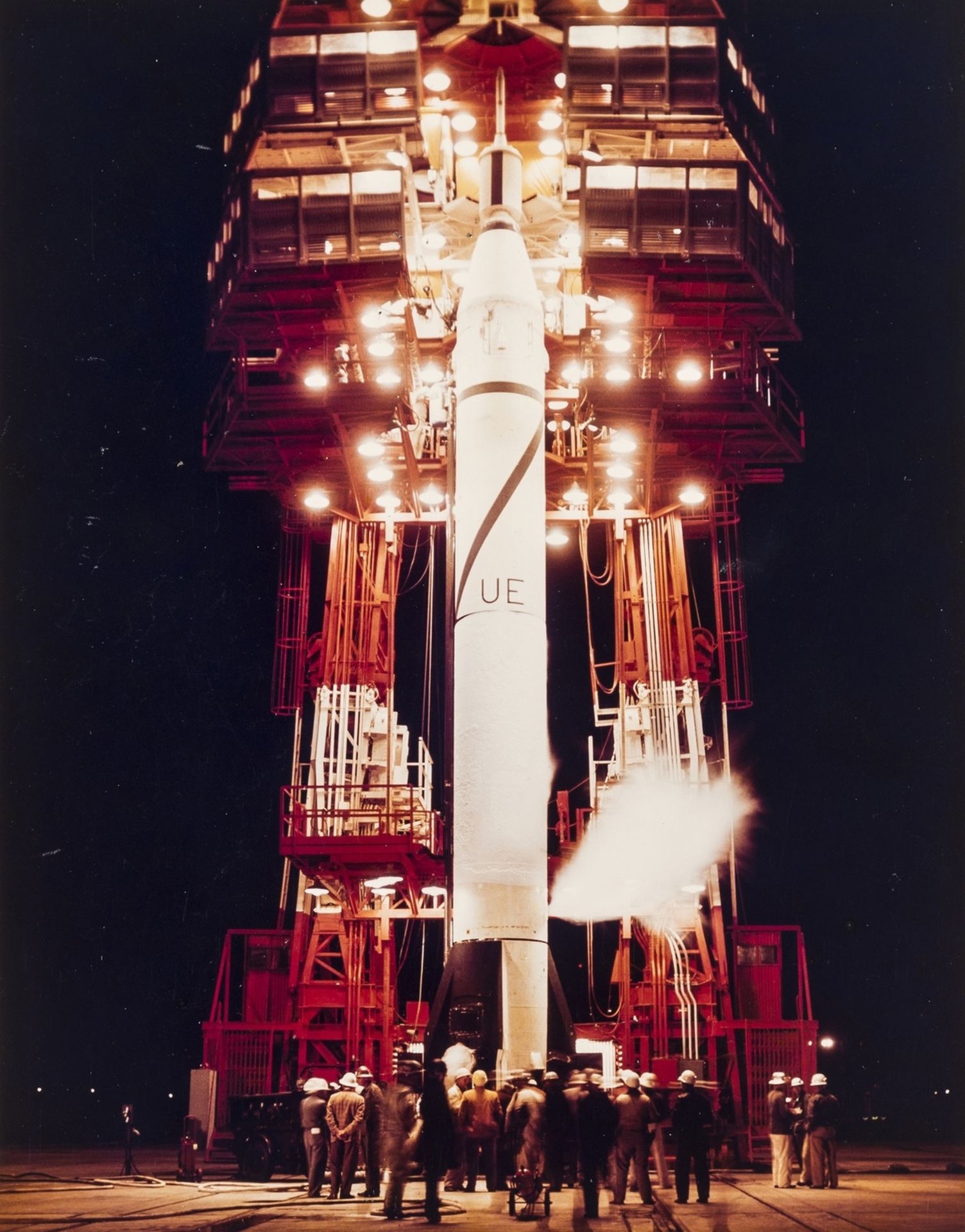 Explorer 1.- The first Earth satellite tops the Jupiter-C rocket before its launch, 31 January …