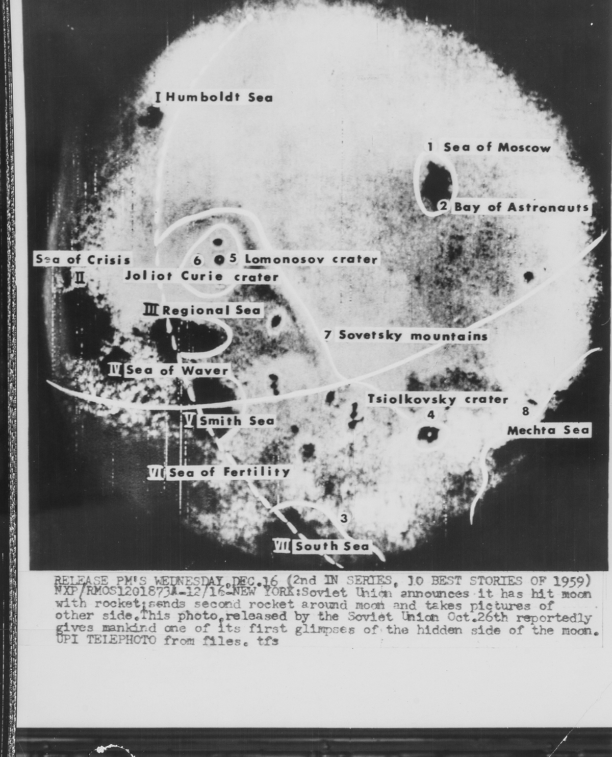 Luna 3.- A U.S. annotated version of the first image of the far side of the Moon, October 1959, …