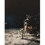 Apollo 11.- The first photograph of a man standing on the Moon: Buzz Aldrin unfurls the solar …