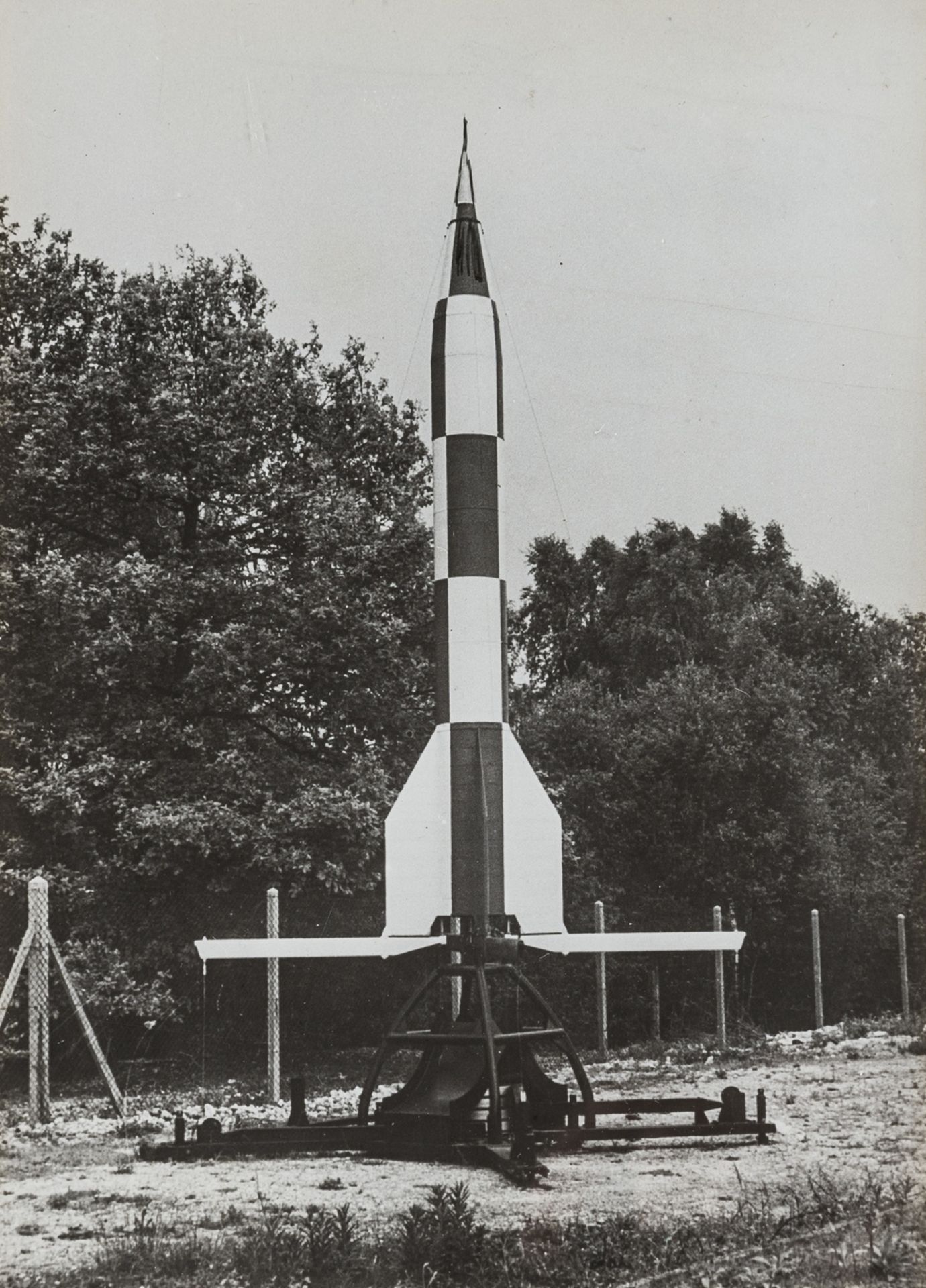 Rockets and Satellites.- A varied collection of U.S. subjects including lift-offs of the Mercury … - Image 2 of 2