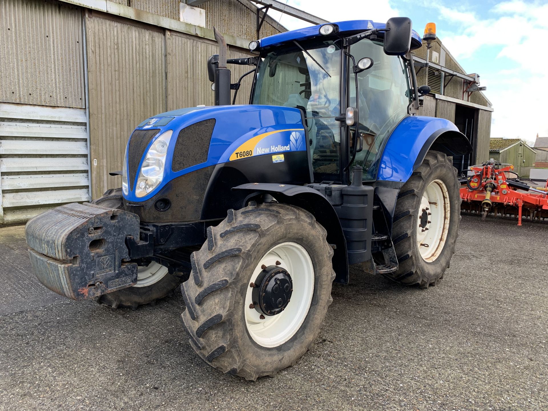 2011 New Holland T6080 tractor YX60 GFE, 2891 hours, 22x 45kg front wafer weights, 520/70R38 rear