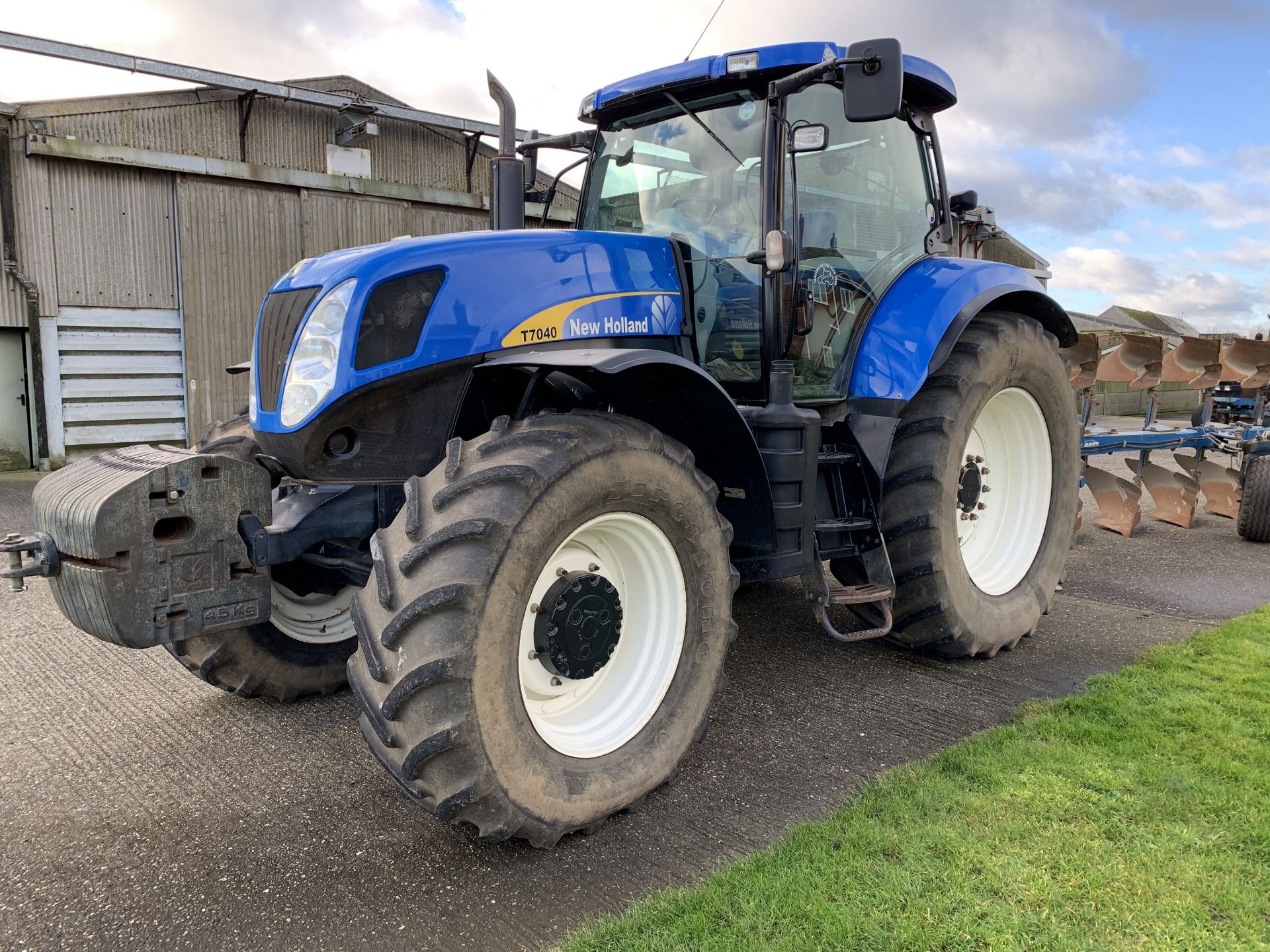 2009 New Holland T7040 tractor YX09 DKJ, 3105 hours, 22x 45kg front wafer weights, 650/65R42 rear