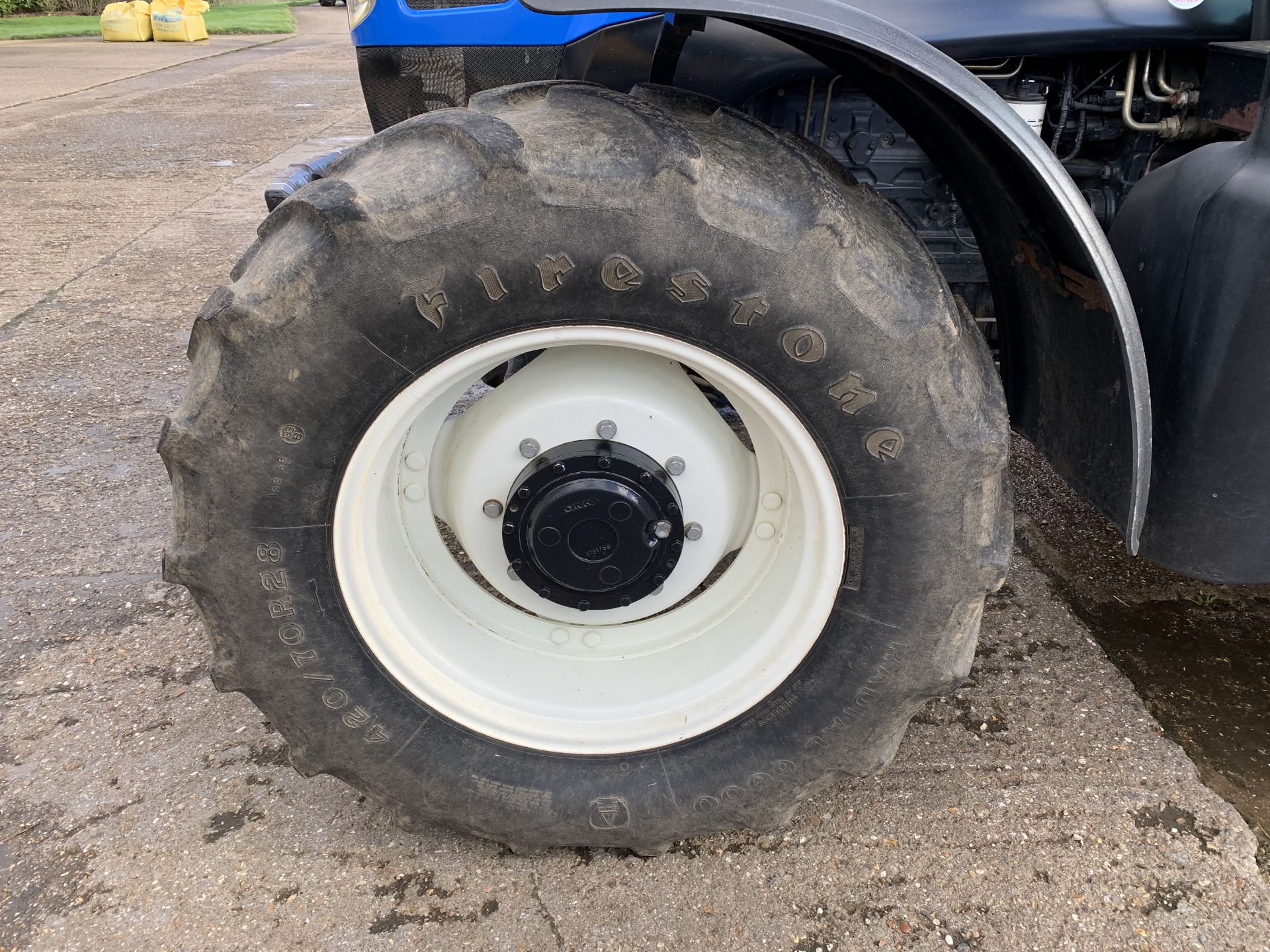 2004 New Holland TS125A tractor YX04 FYU, 5428 hours, 520/70R38 rear and 420/70R28 front tyres with - Image 6 of 8