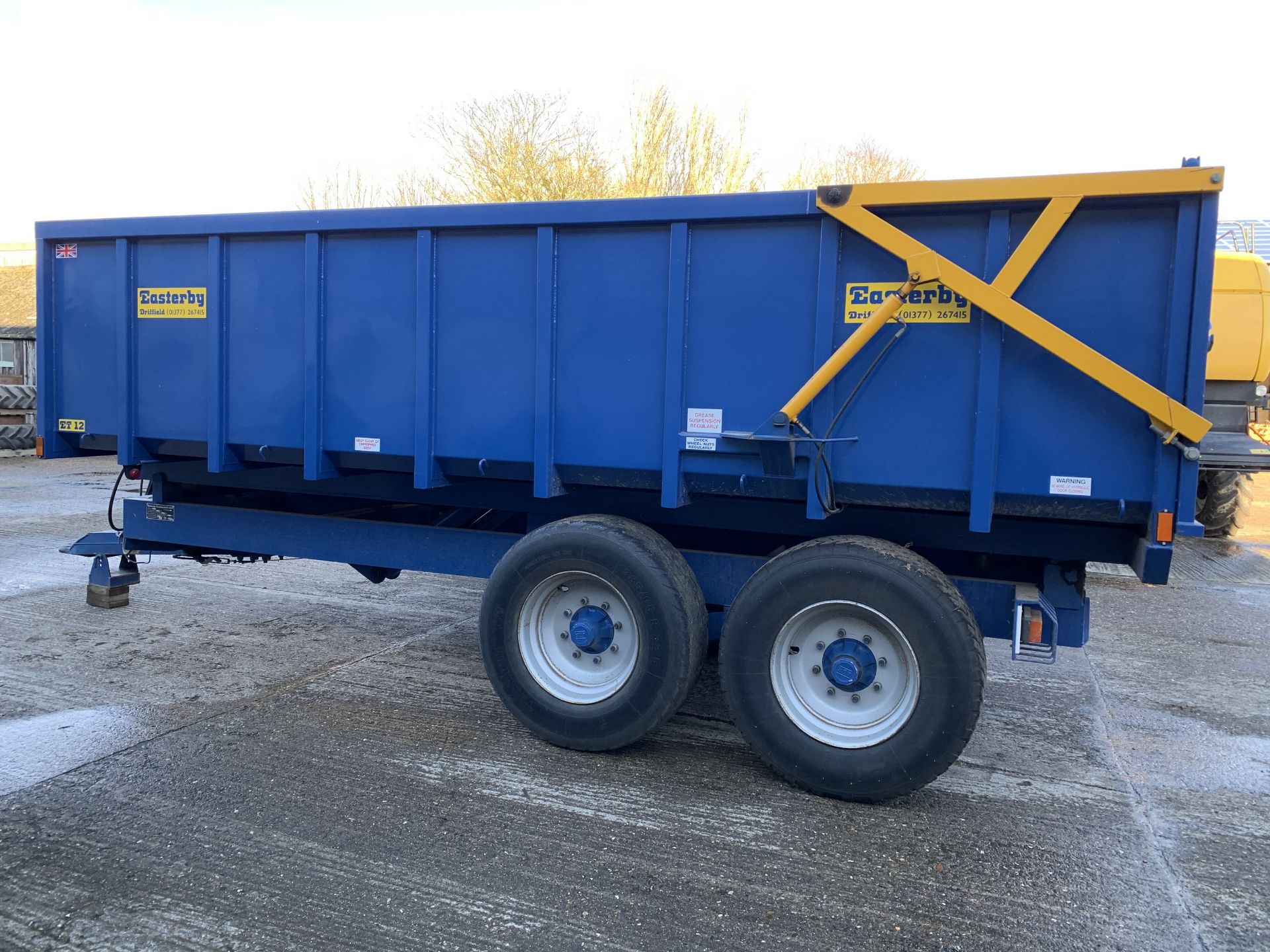 2004 Easterby twin axle 12 ton trailer, hydraulic hetch and sprung drawbar - Image 4 of 5