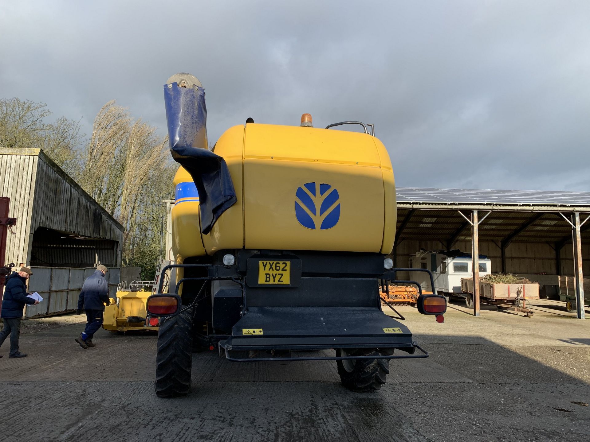 2012 New Holland CX5080 Combine Harvester YX62 BYZ, 885 threshing hours, 20' extending bed header - Image 15 of 18