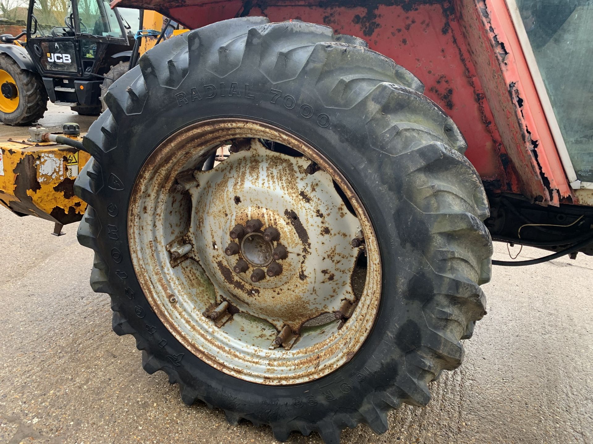 1983 Massey Ferguson 2620 2wd tractor, A654 MRH, 6861 hours, 16.9R38 rear tyres with - Image 2 of 6