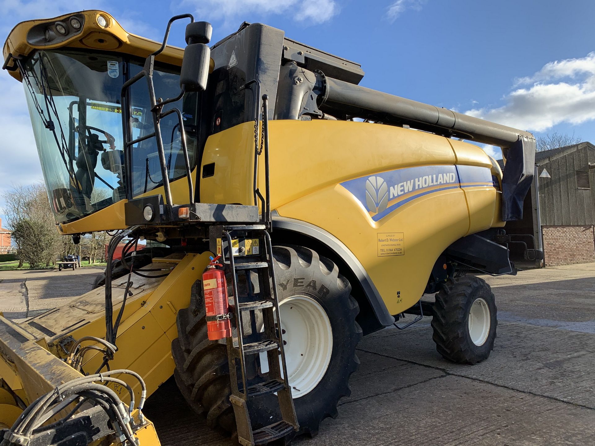 2012 New Holland CX5080 Combine Harvester YX62 BYZ, 885 threshing hours, 20' extending bed header - Image 17 of 18