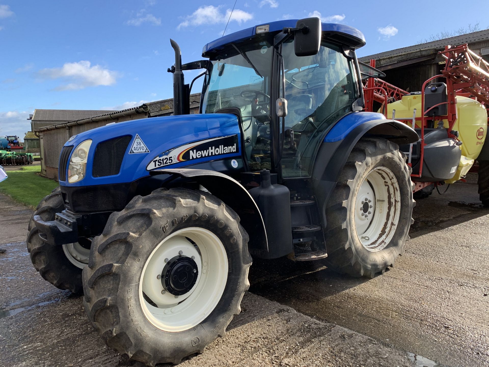 2004 New Holland TS125A tractor YX04 FYU, 5428 hours, 520/70R38 rear and 420/70R28 front tyres with