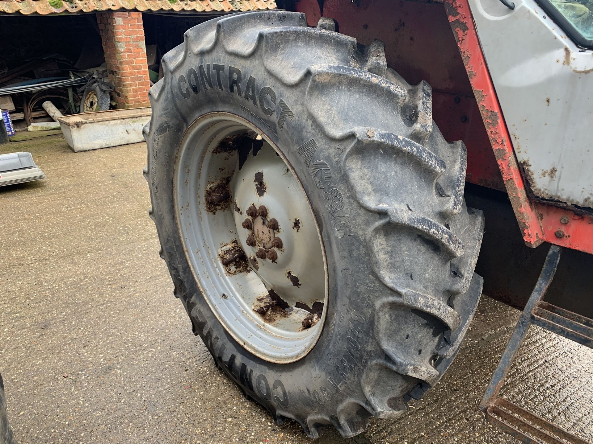 1985 Massey Ferguson 699 2wd tractor, C216 CAT, 7992 hours, runner, 420/85R38 rear tyres with - Image 2 of 7