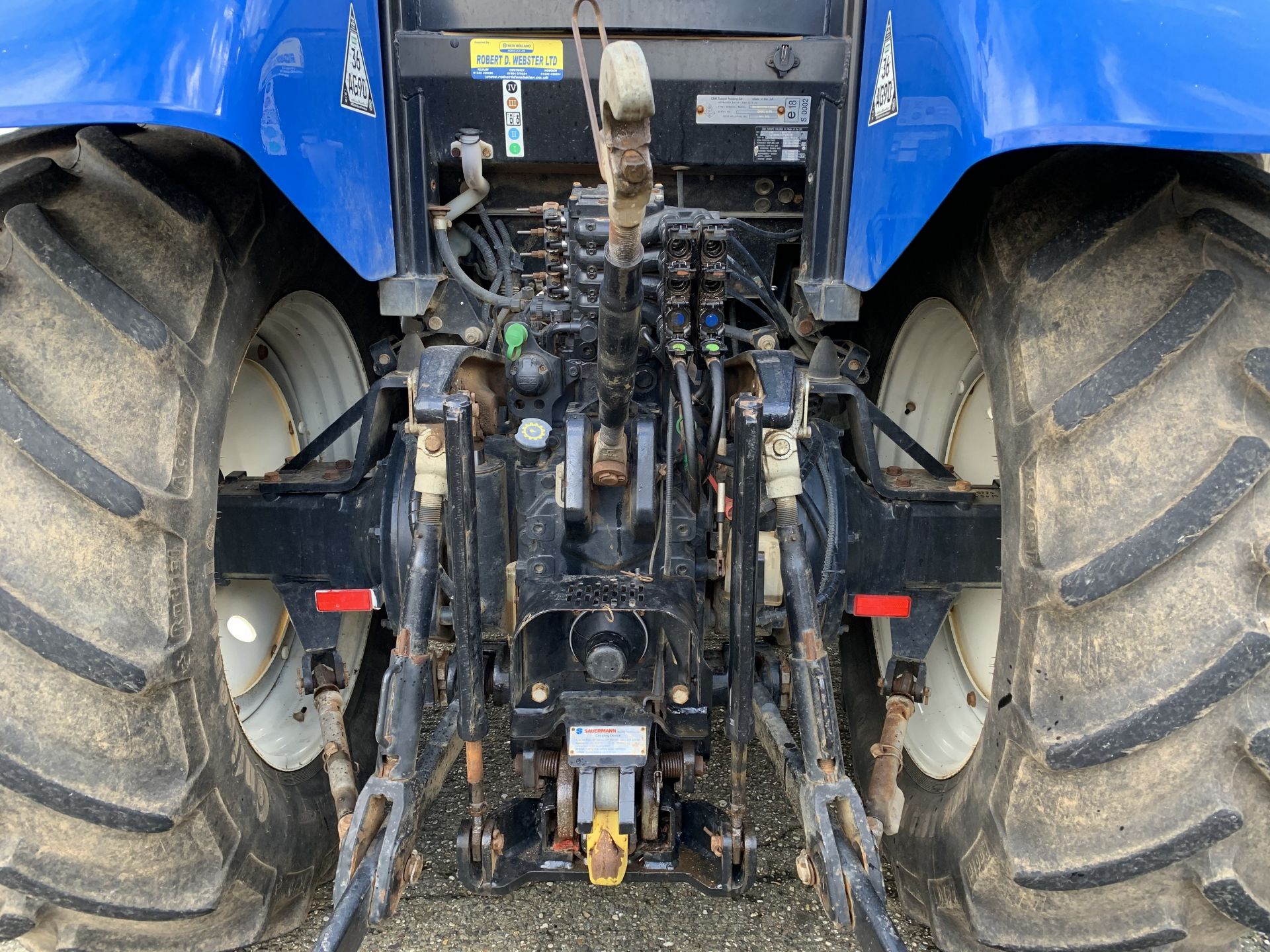 2011 New Holland T6080 tractor YX60 GFE, 2891 hours, 22x 45kg front wafer weights, 520/70R38 rear - Image 7 of 8