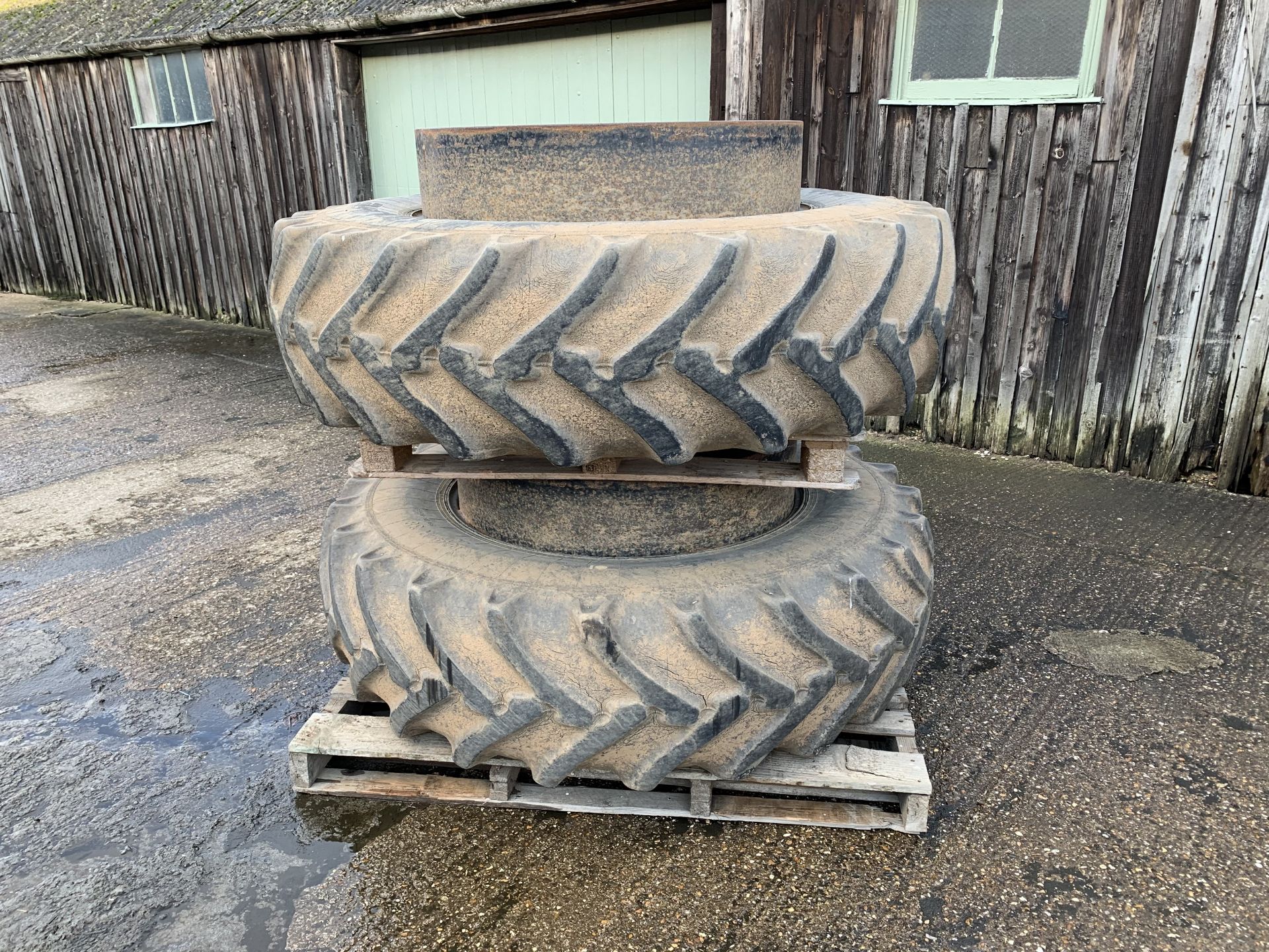 Stocks dual wheels & clamps 18.4R38 20% tread