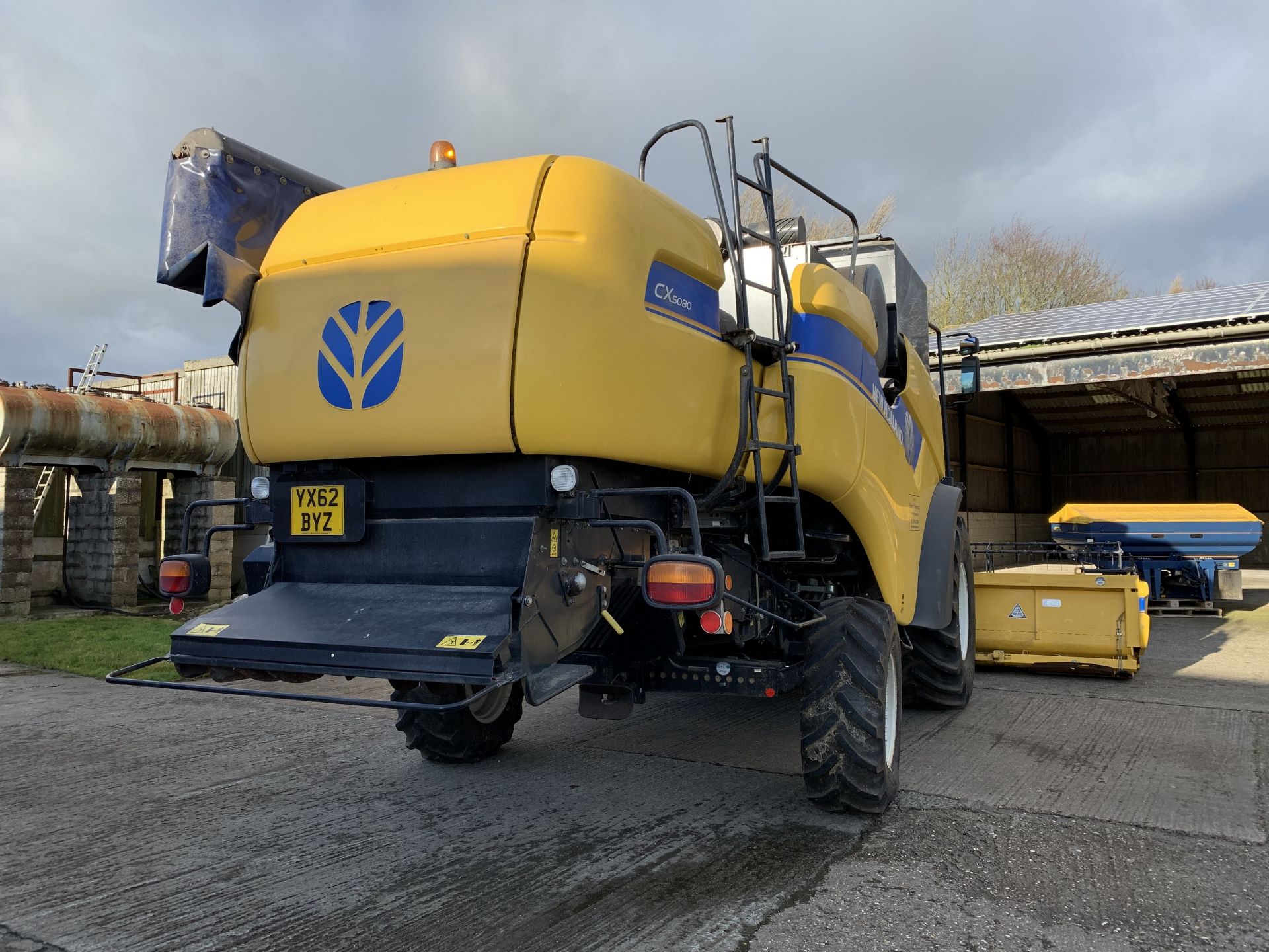 2012 New Holland CX5080 Combine Harvester YX62 BYZ, 885 threshing hours, 20' extending bed header - Image 16 of 18