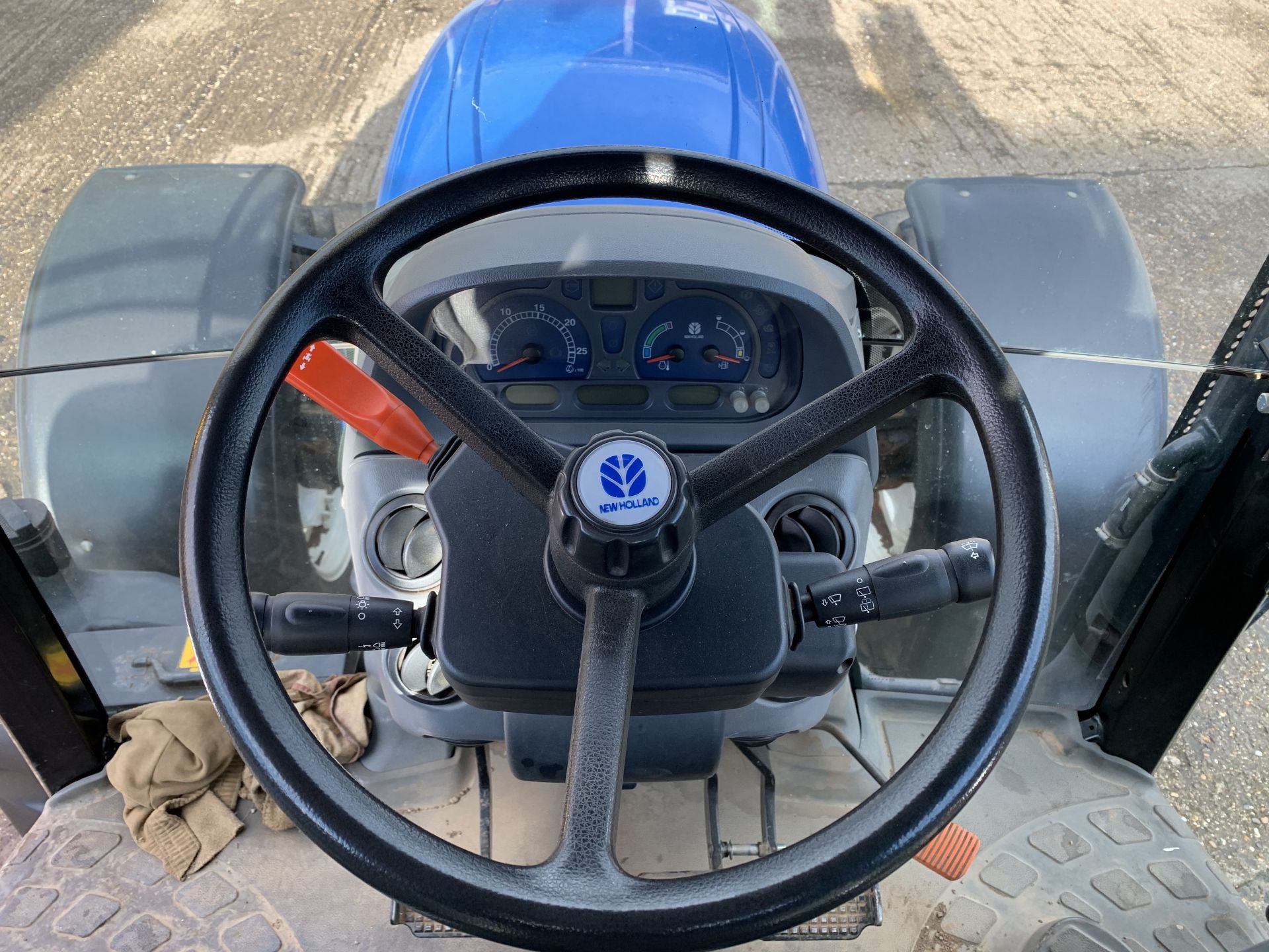 2004 New Holland TS125A tractor YX04 FYU, 5428 hours, 520/70R38 rear and 420/70R28 front tyres with - Image 2 of 8